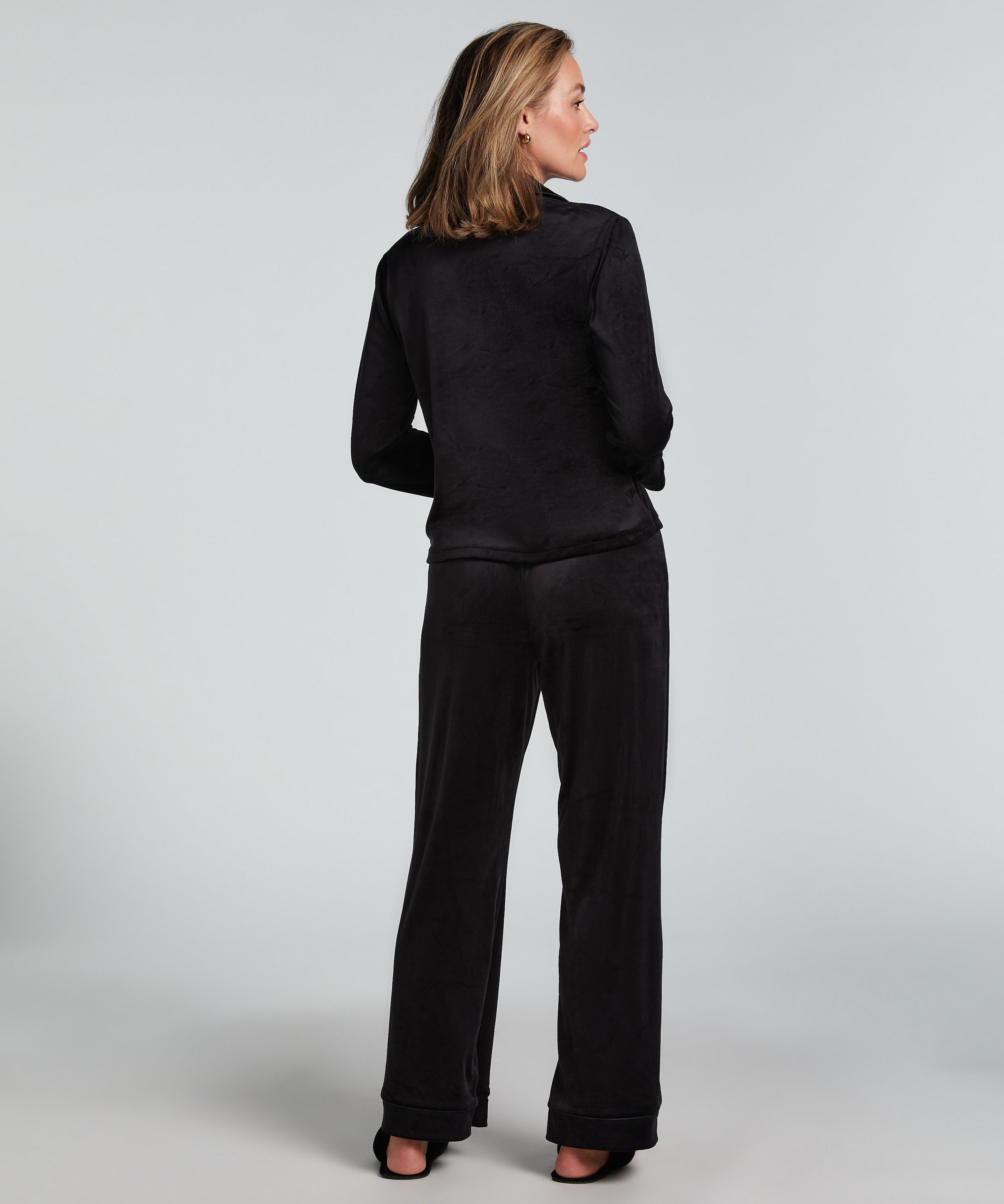 Hunkemoller_Velours Long-Sleeved Jacket - Black_300585_Black_04