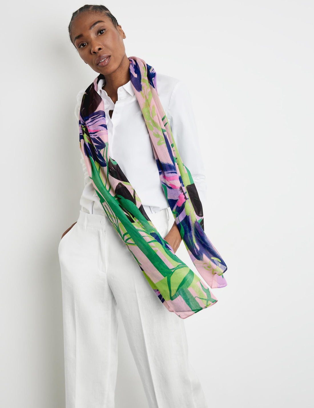 Patterned Scarf With A Floral Pattern_301005-72015_3058_01