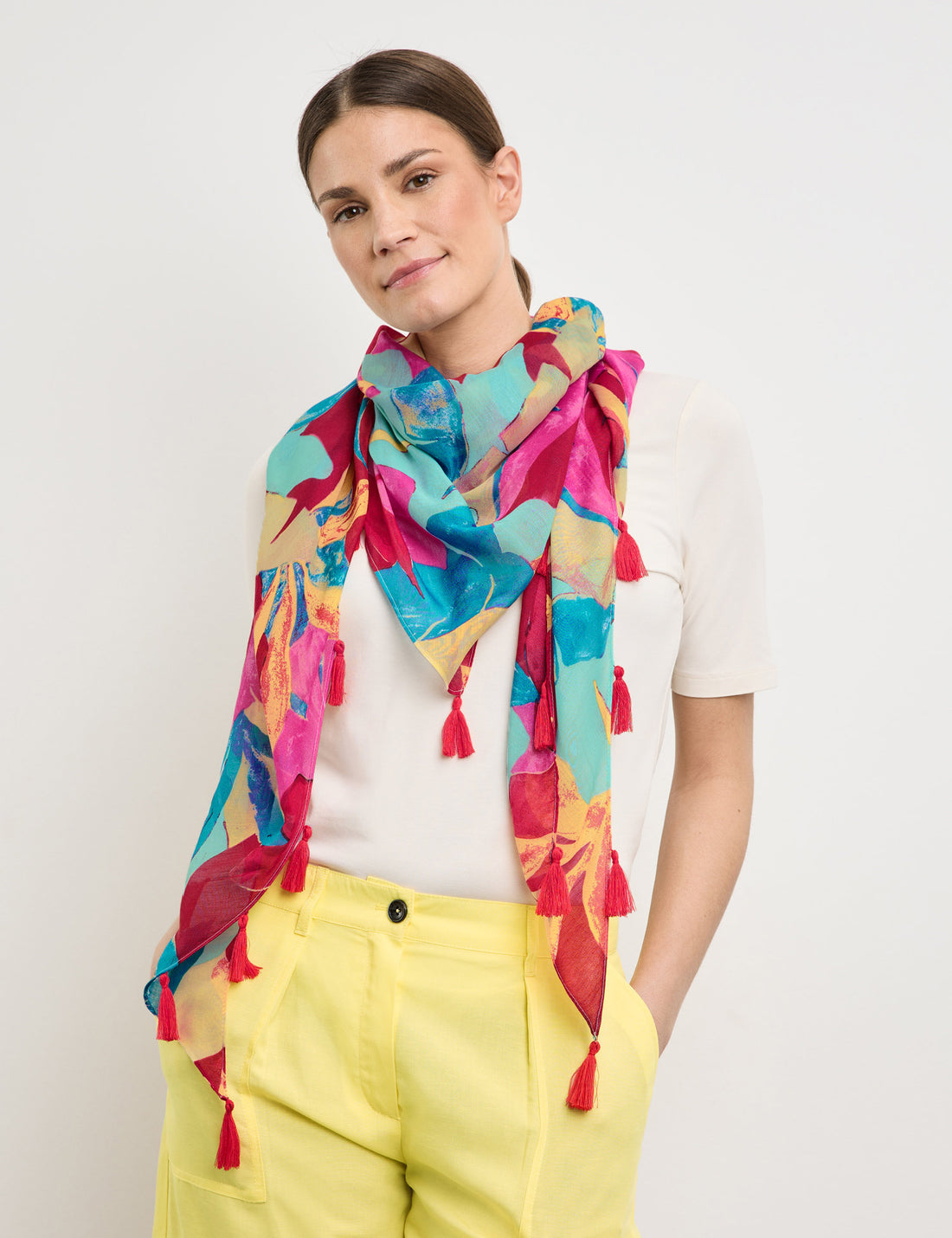 Patterned Scarf With Tassels_301026-72050_4068_02