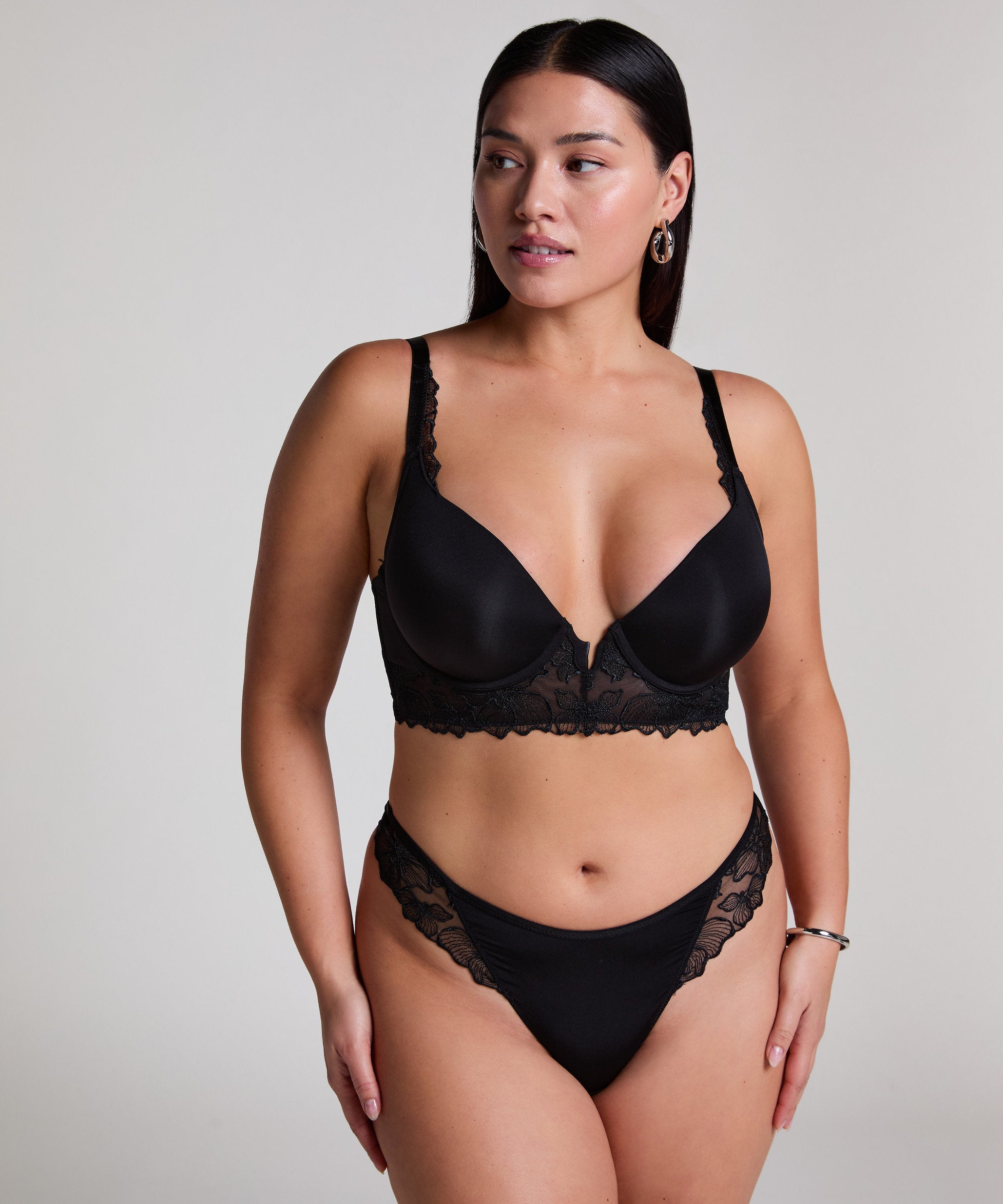 Hunkemoller_Jemima Padded Underwired Longline Push-Up Bra in Different Cup Sizes_301075_Caviar_05