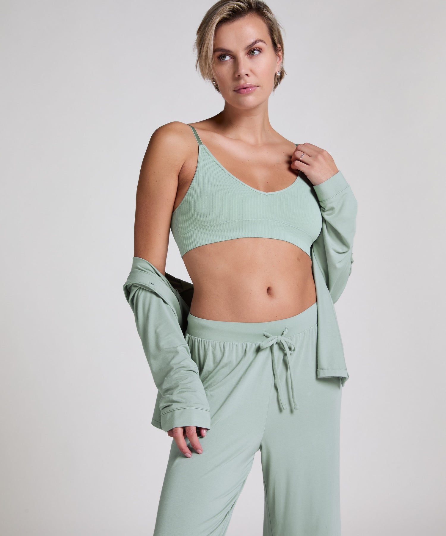 Hunkemoller_Essential Long Sleeve Jersey Jacket_301468_Iceberg Green_02