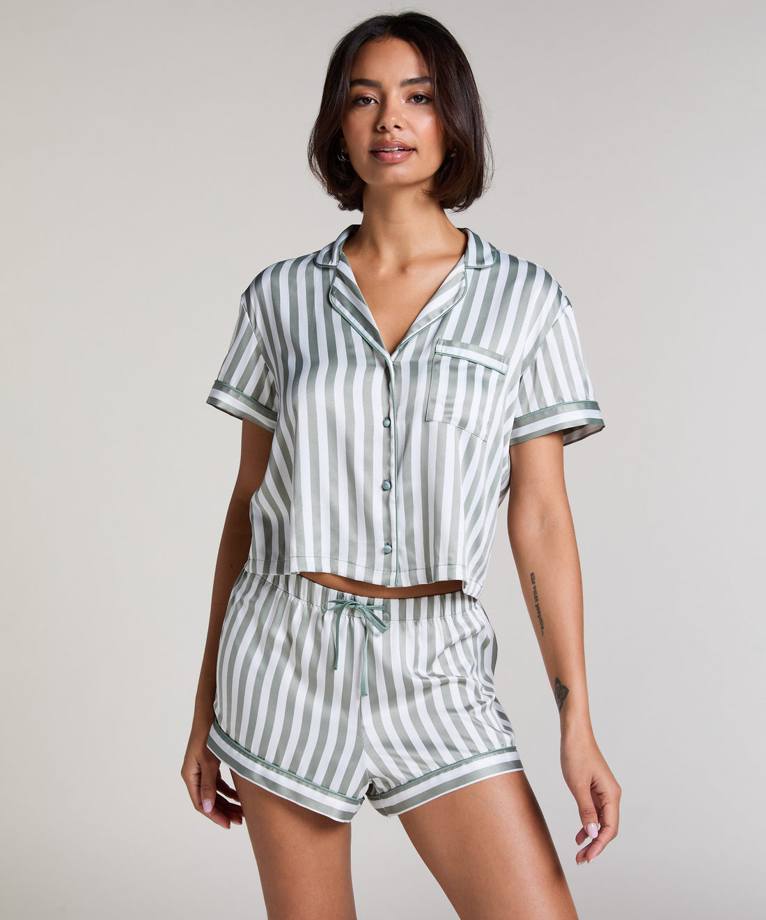 Hunkemoller_Short Satin Stripe Pj - Green_301650_Iceberg Green_01