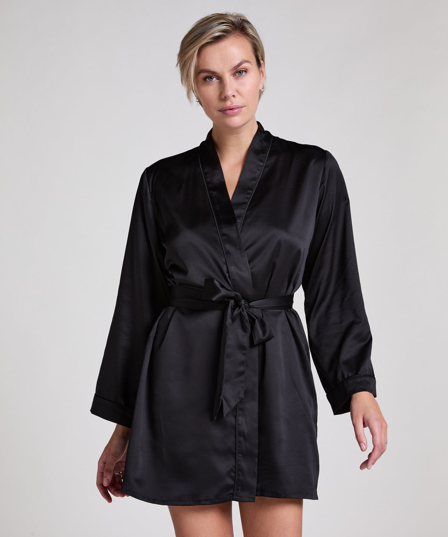 Hunkemoller_Black_Satin Kimono_301690_Black_01