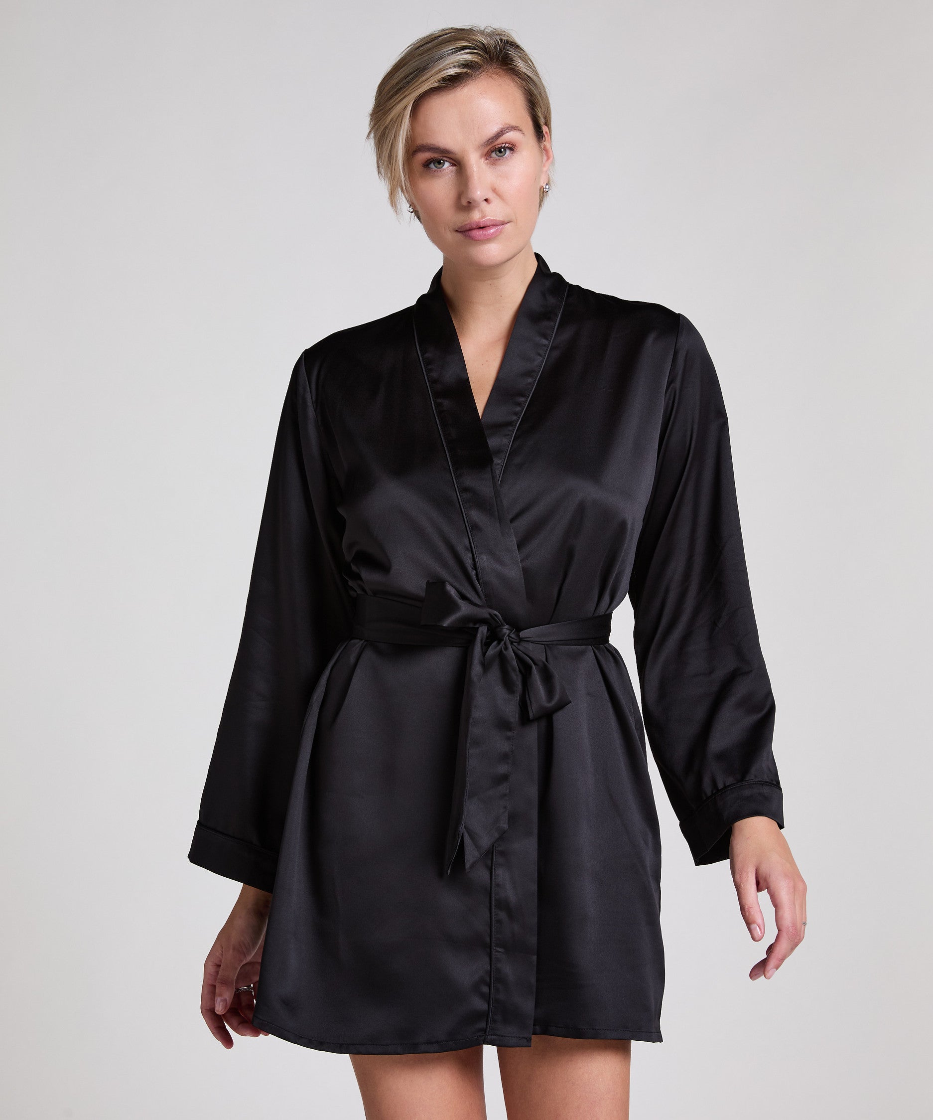 Hunkemoller_Black_Satin Kimono_301690_Black_01