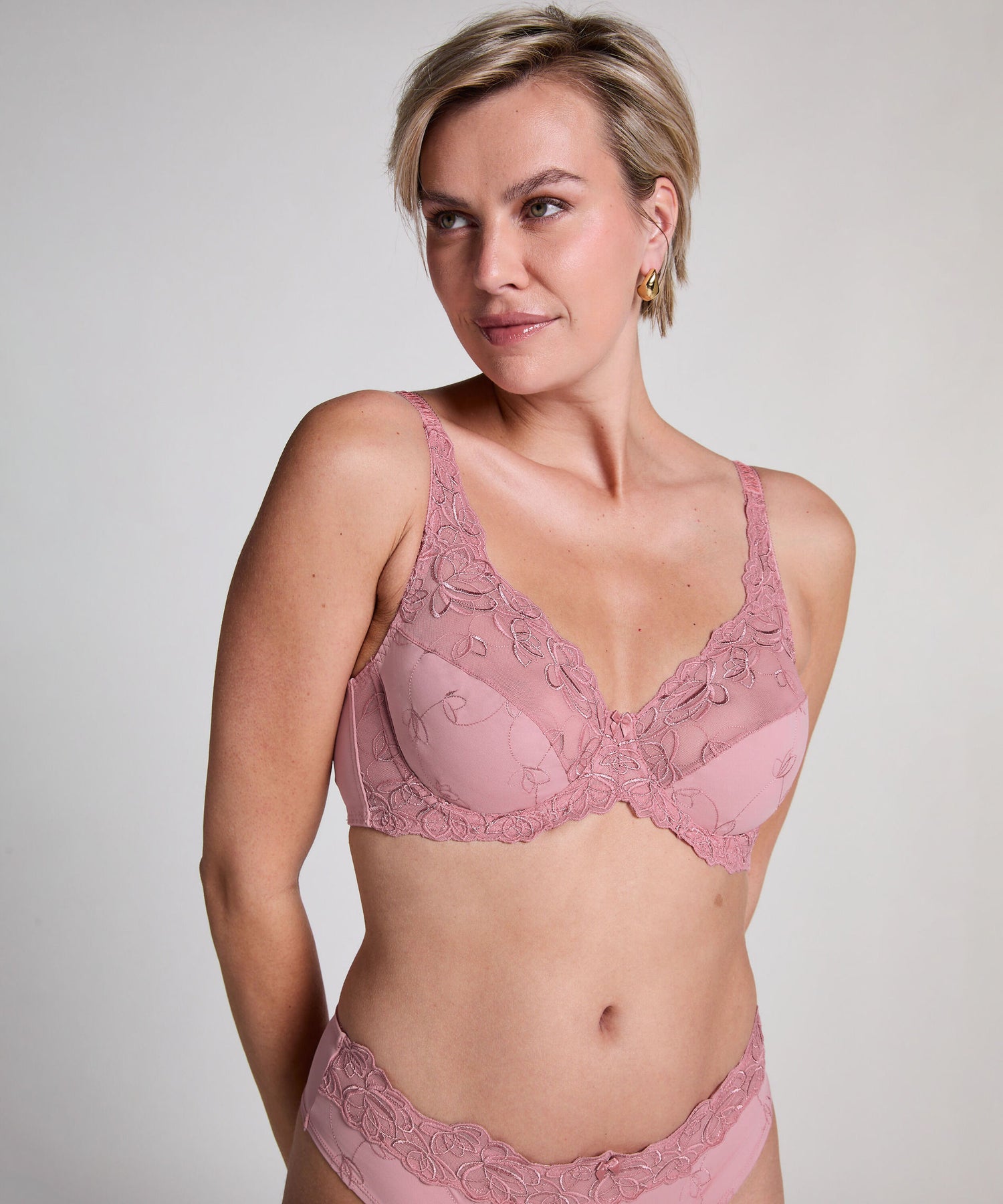 Hunkemoller_Lilas_Diva Non-Padded Underwired Bra in Different Cup Sizes_301837_Lilas_01