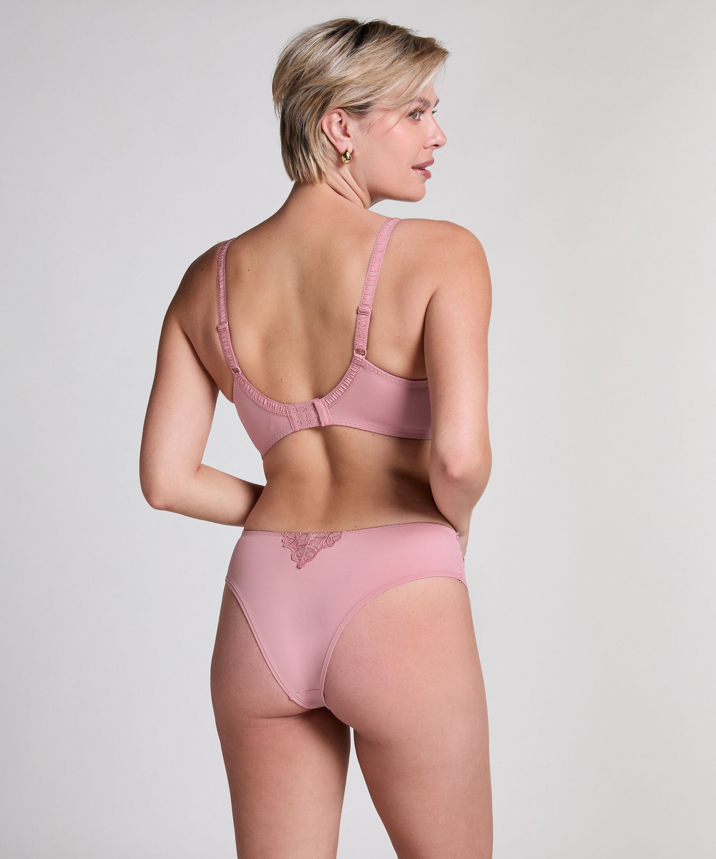Hunkemoller_Lilas_Diva Non-Padded Underwired Bra in Different Cup Sizes_301837_Lilas_04