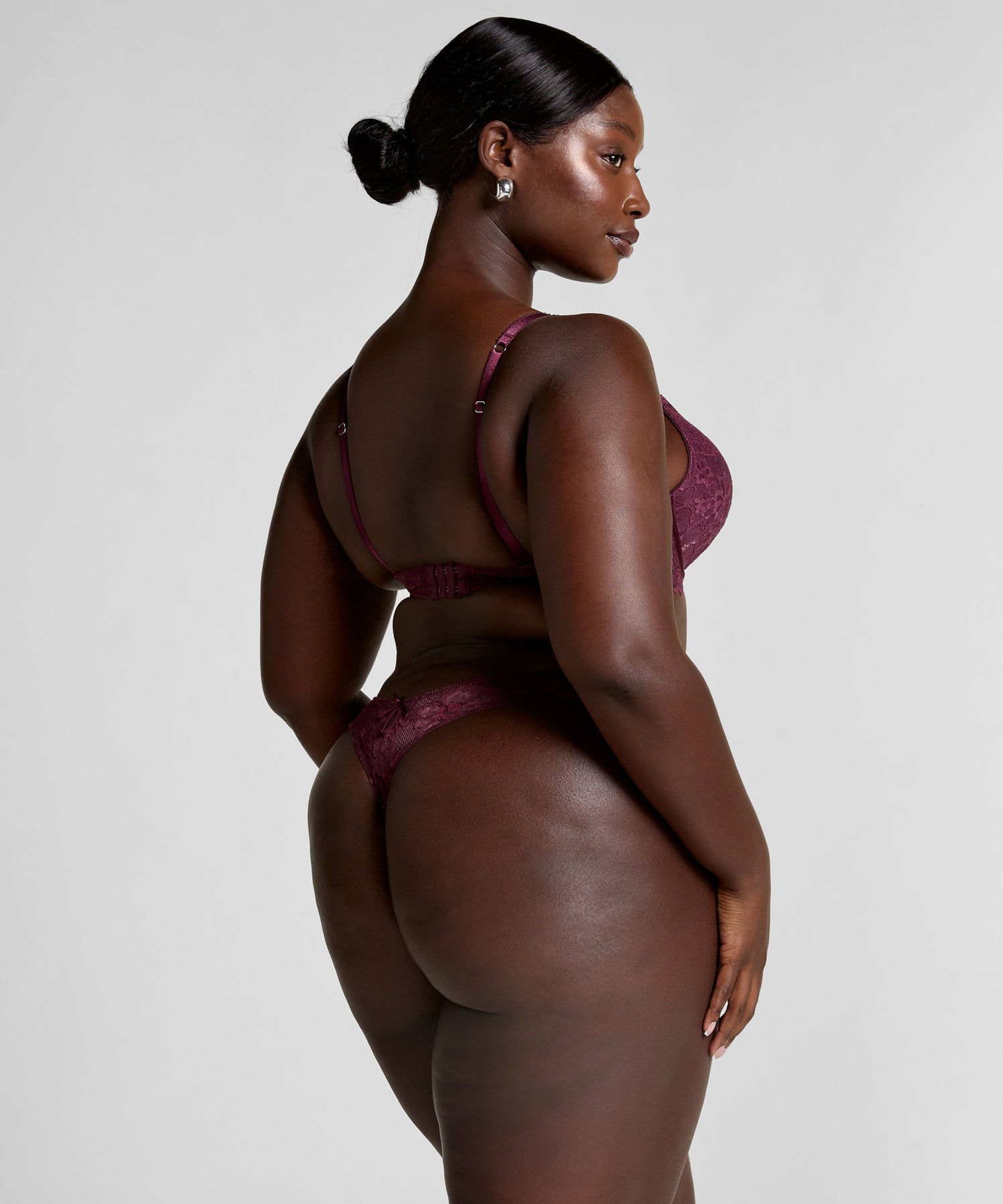 Hunkemoller_Zinfandel_Isadora Thong_302407_Zinfandel_05