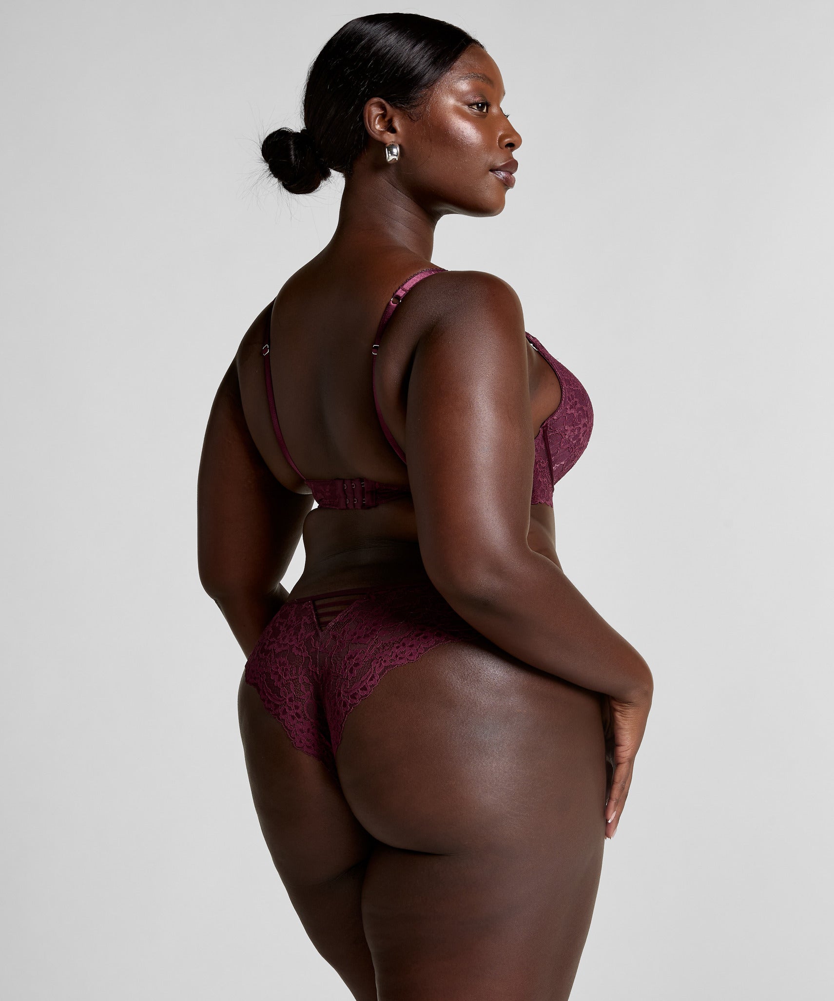 Hunkemoller_Zinfandel_Isadora Padded Underwired Push-Up Bra in Different Cup Sizes_302409_Zinfandel_06