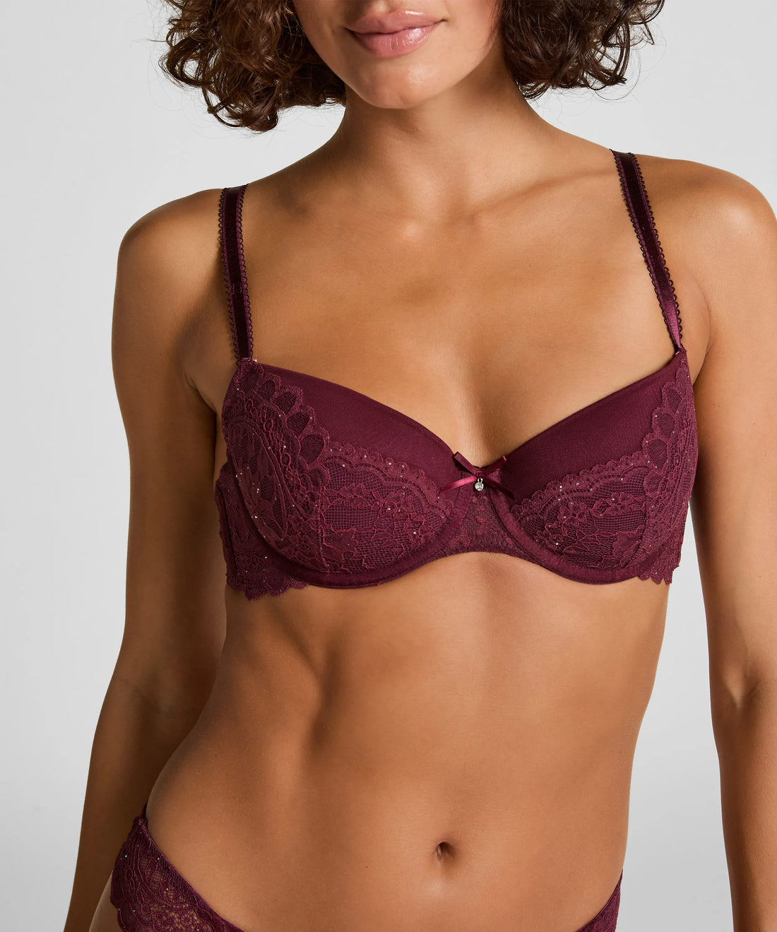 Hunkemoller_Red_Isadora Padded Underwired Bra in Different Cup Sizes_302412_Zinfandel_02