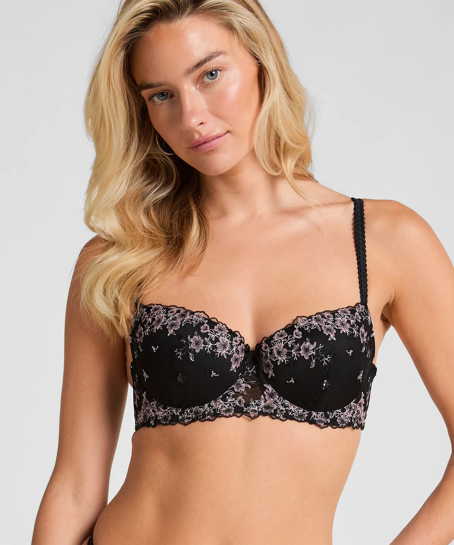 Hunkemoller_Black_Chloe Padded Underwired Bra in Different Cup Sizes_302420_Caviar_01