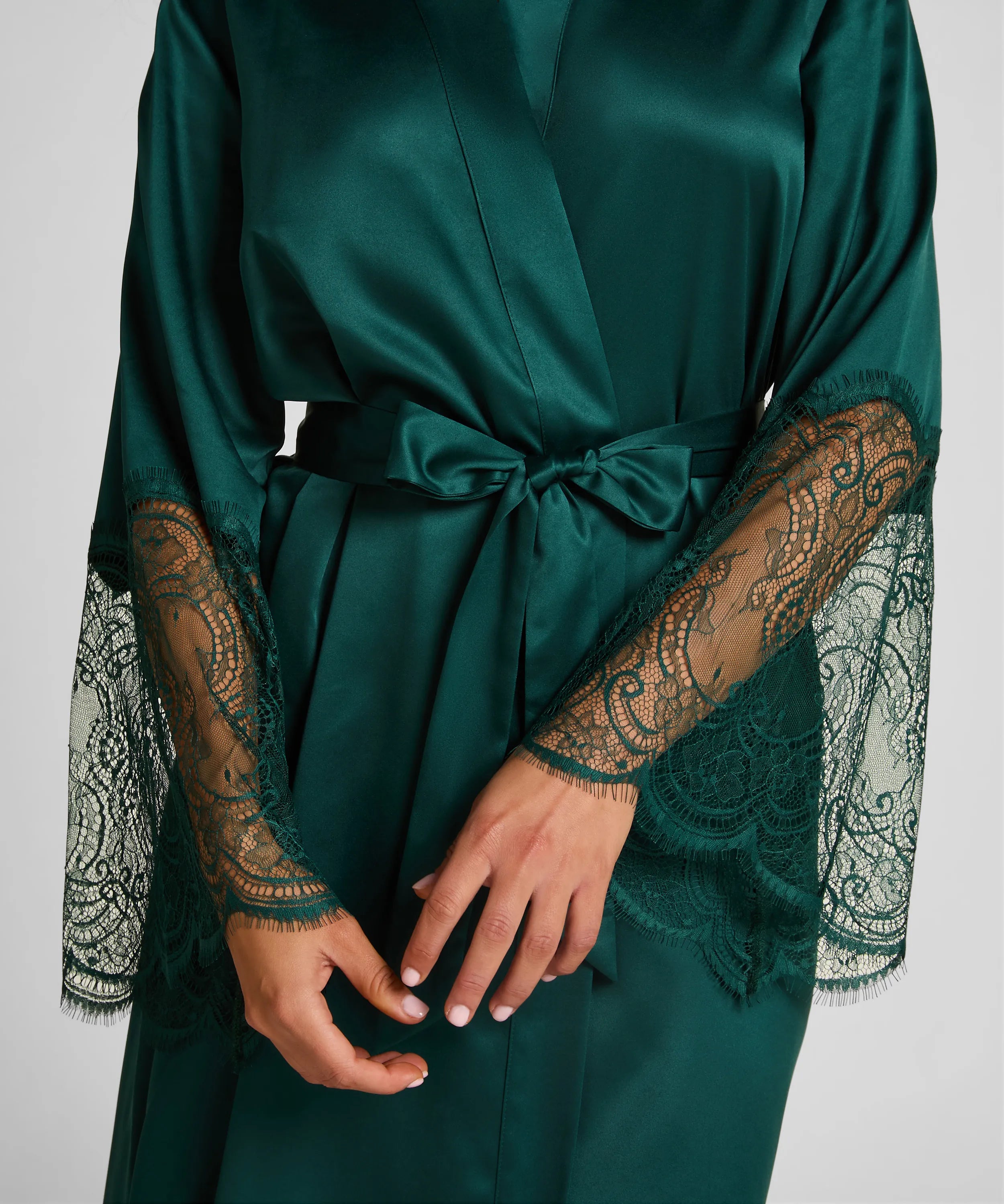 Hunkemoller_Green_Kimono Long Satin Lace_302695_Ponderosa Pine_02