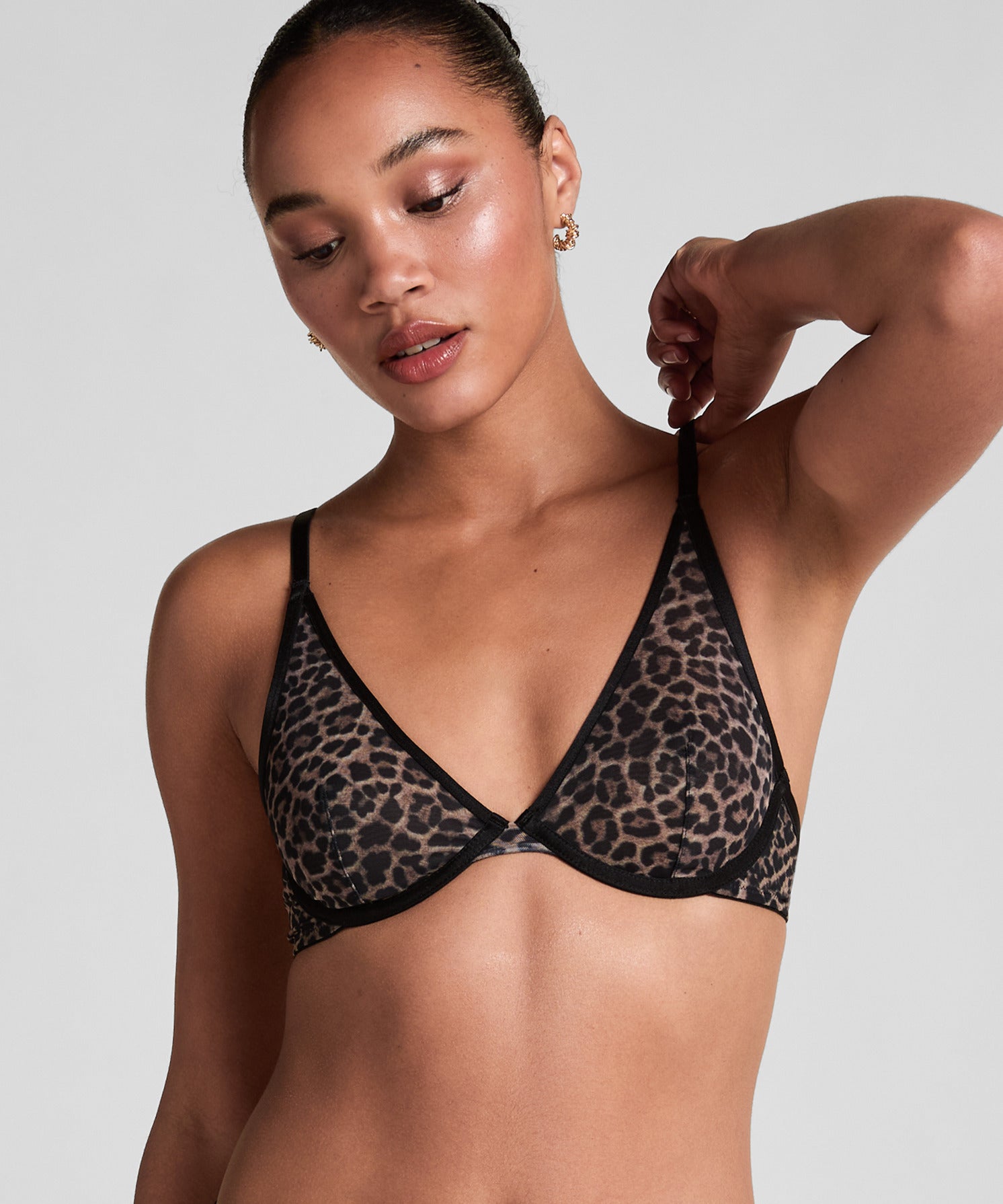 Hunkemoller_Caviar_Tara Leopard Non-Padded Underwired Bra in Different Cup Sizes_302999_Caviar_01