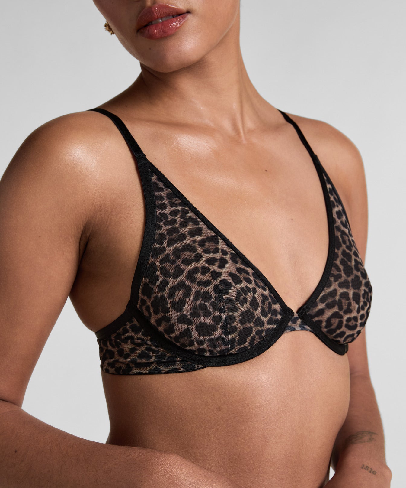 Hunkemoller_Caviar_Tara Leopard Non-Padded Underwired Bra in Different Cup Sizes_302999_Caviar_02