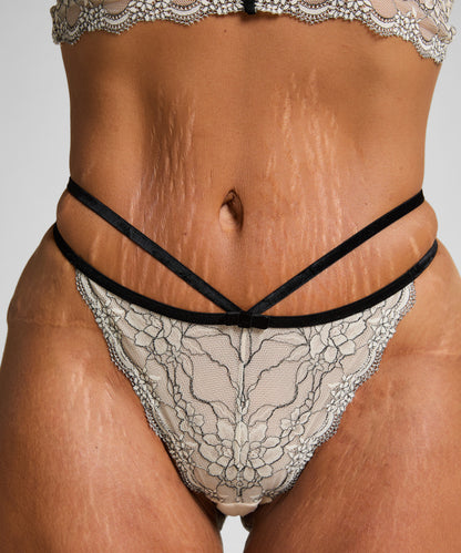 Hunkemoller_Birch_Agnes Highleg String_303004_Birch_02