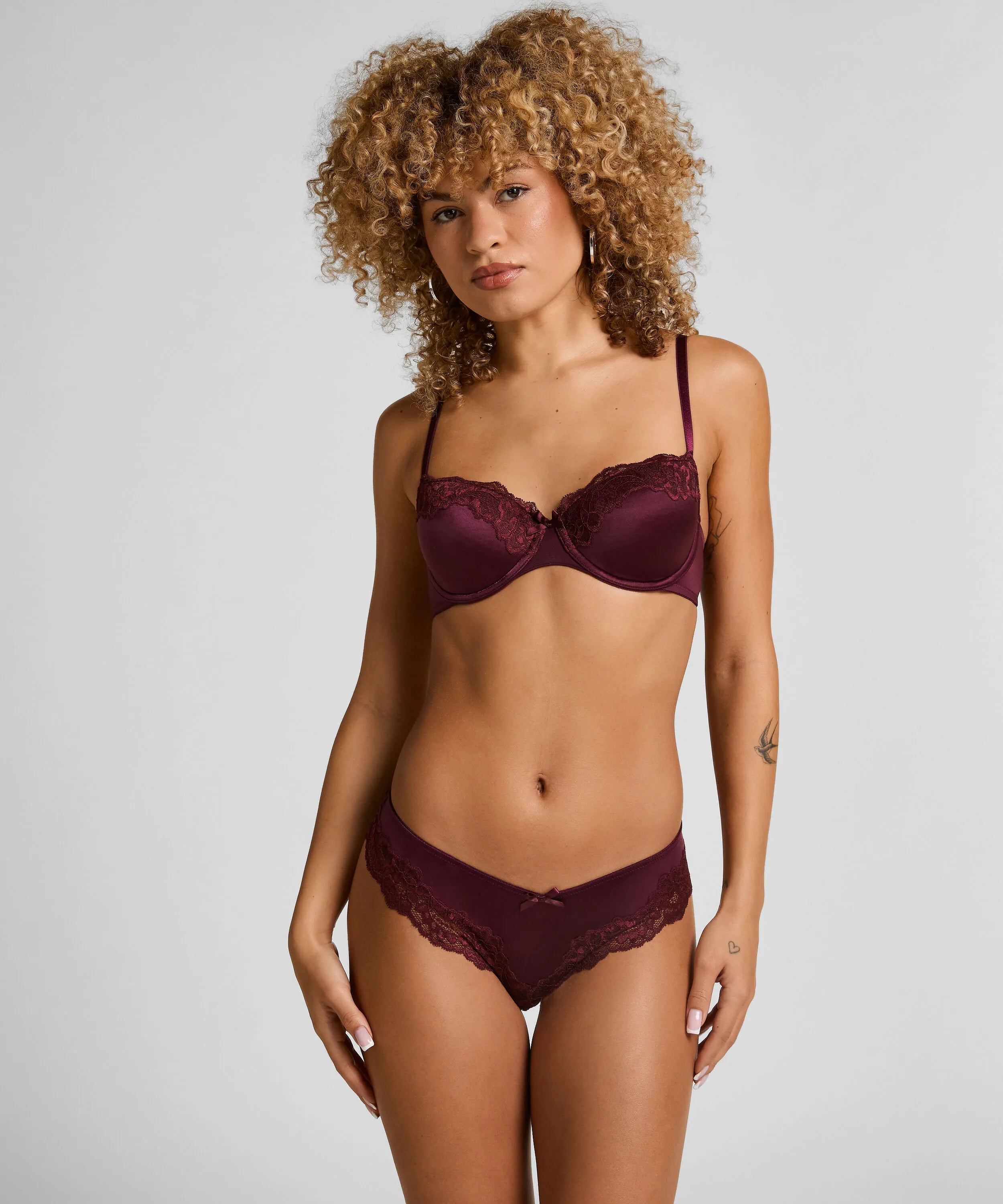 Hunkemoller_Purple_Lace &amp; Shine Padded Underwired Bra in Different Cup Sizes_303250_Fig_03