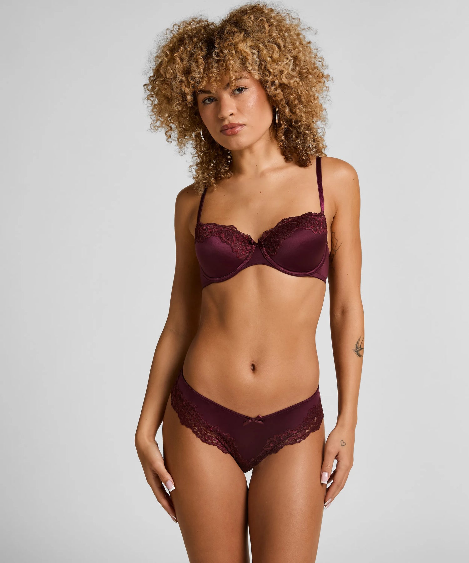 Hunkemoller_Purple_Lace &amp; Shine Brazilian_303254_Fig_01