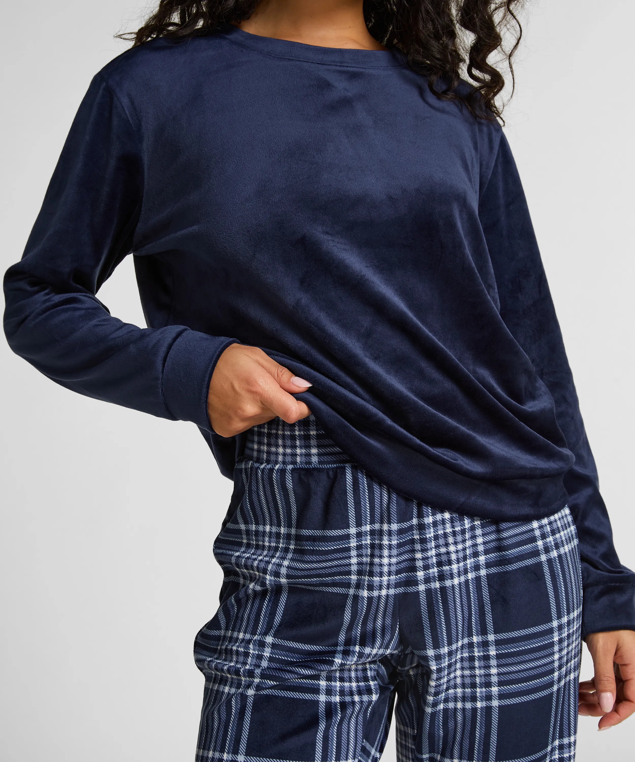 Hunkemoller_Blue_Velvet Pyjama Set_303701_Maritime Blue_02