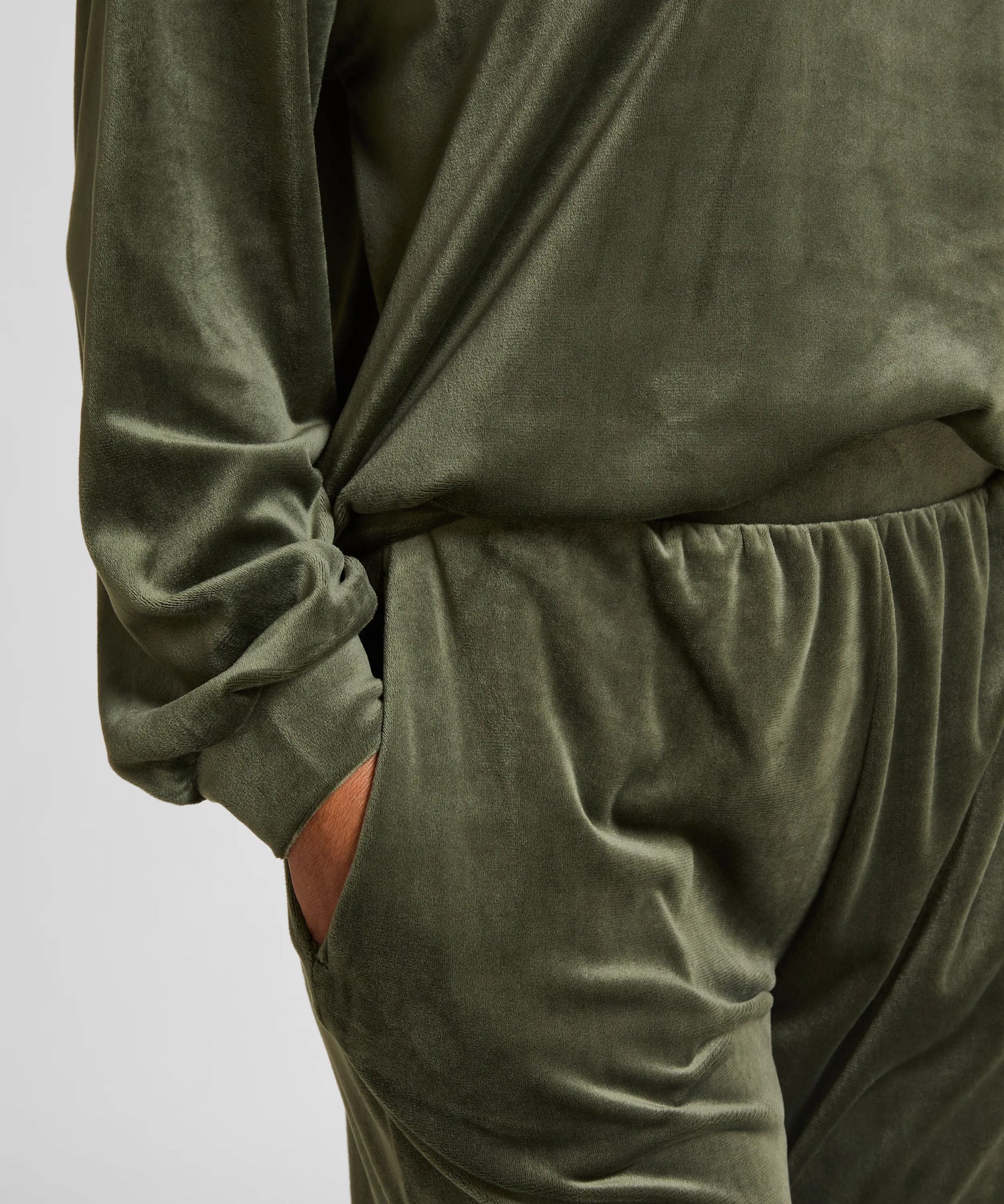 Hunkemoller_Green_Velvet Pyjama Set_303709_Climbing Ivy_02