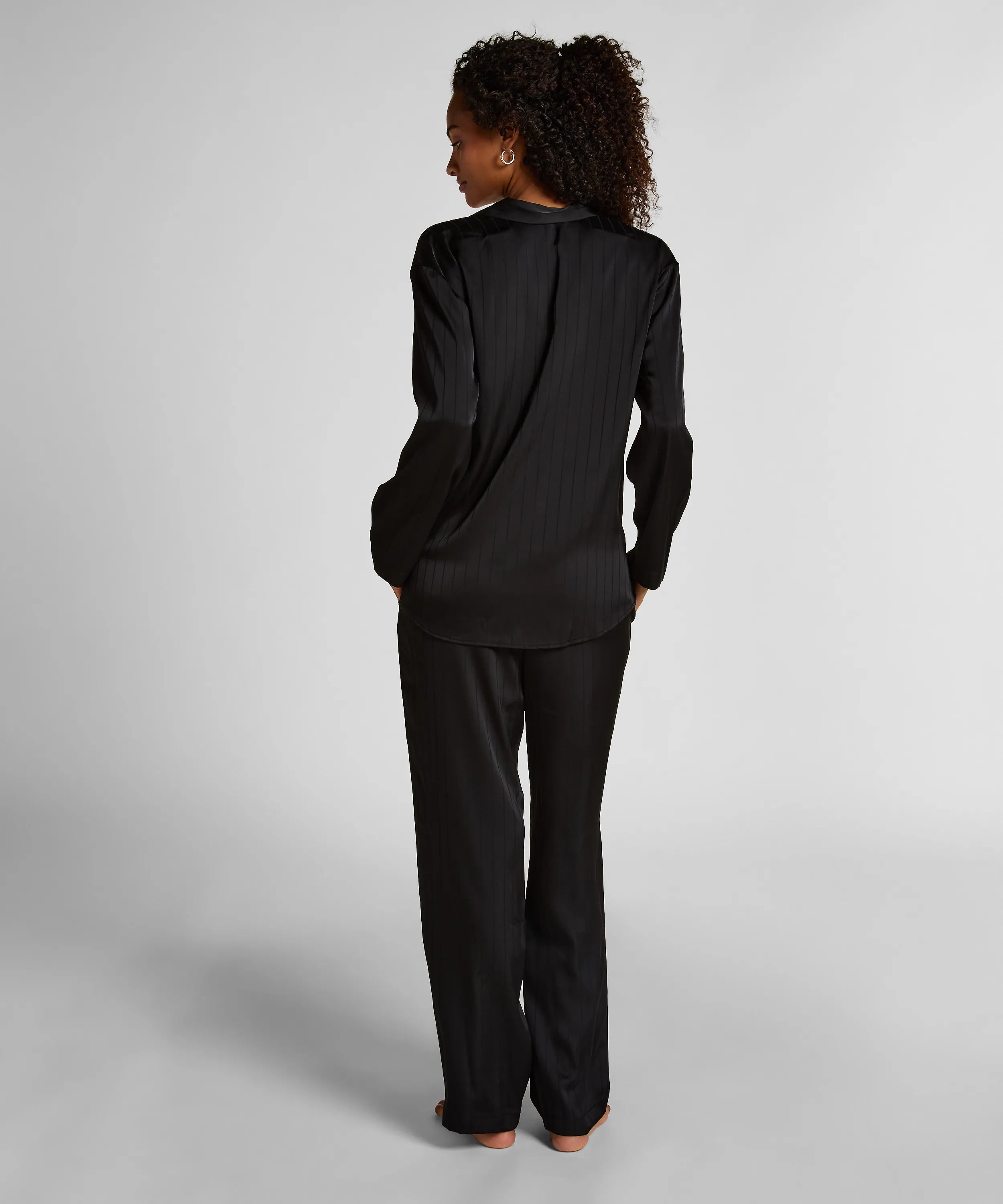 Hunkemoller_Black_Satin Print Long Sleeve Pyjamas_303710_Caviar_03