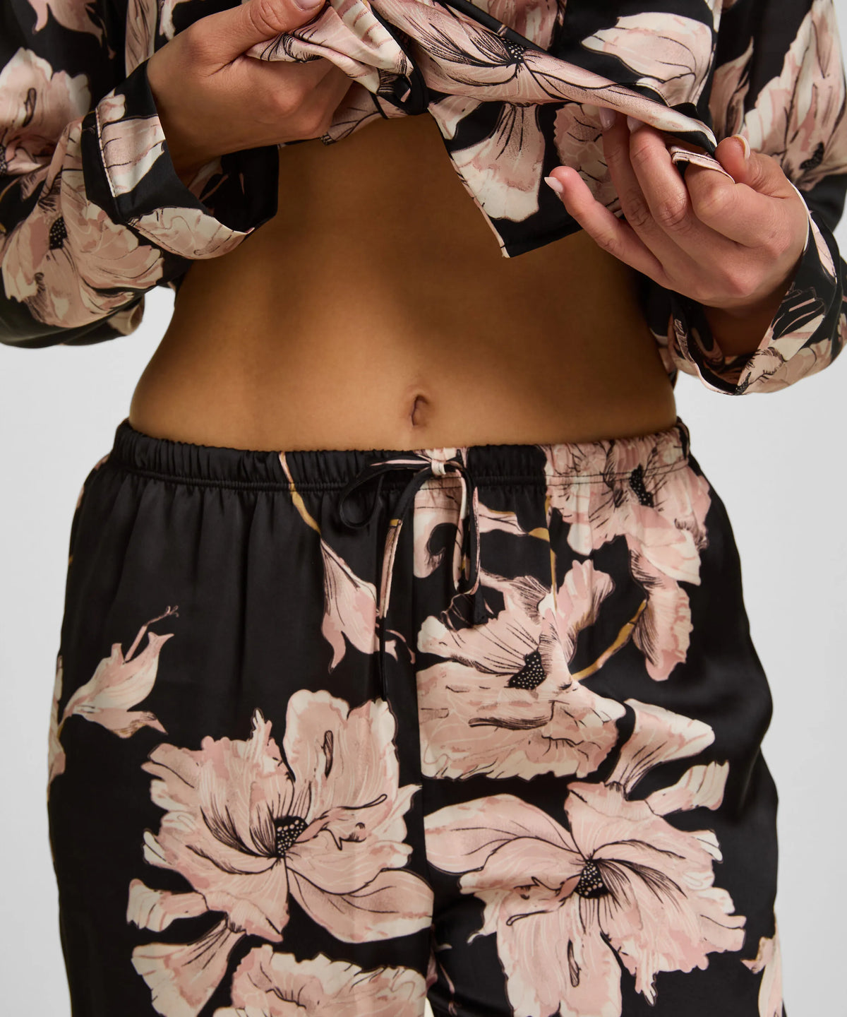 Hunkemoller Caviar Women Satin Pants Flower SKU: 306185_Caviar Image 02