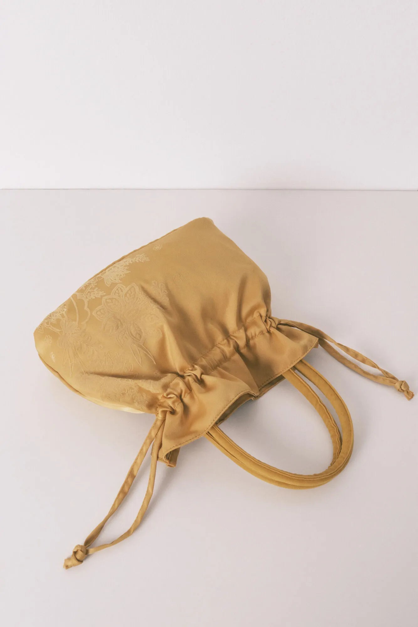 Women Secret_Gold/Mustard_Mustard Print Satin Vanity Case_3063295_08_04