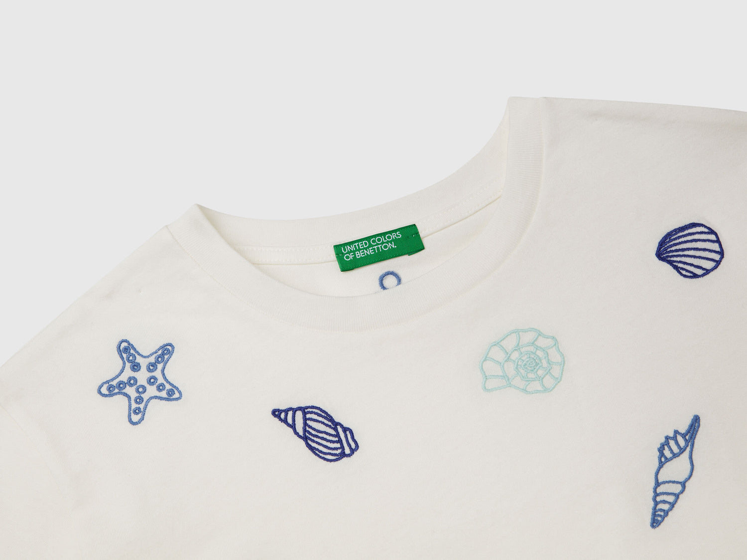 Benetton_White T-Shirt with Shell Embroidery_3096C10PC_074_03