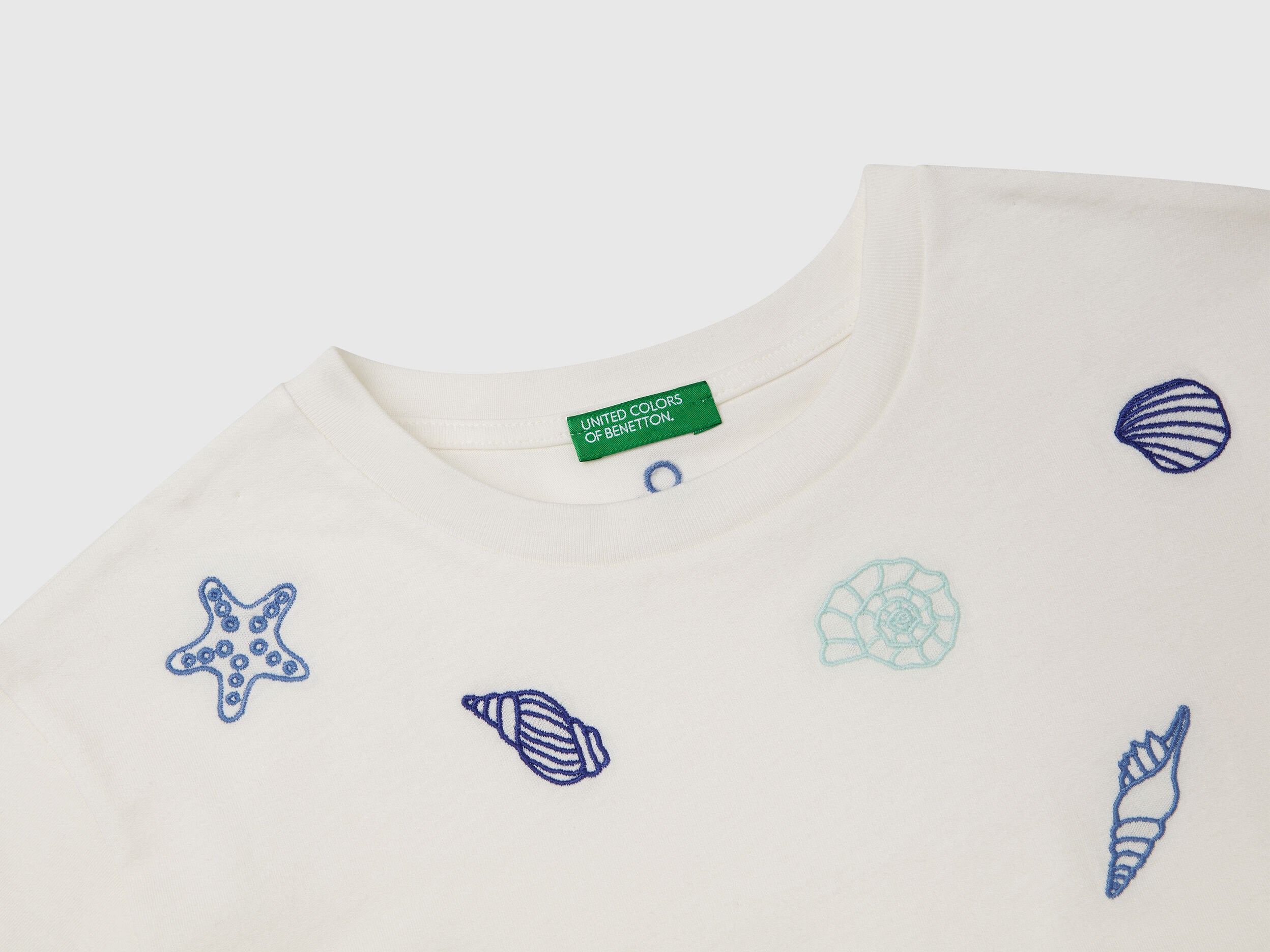 Benetton_White T-Shirt with Shell Embroidery_3096C10PC_074_03