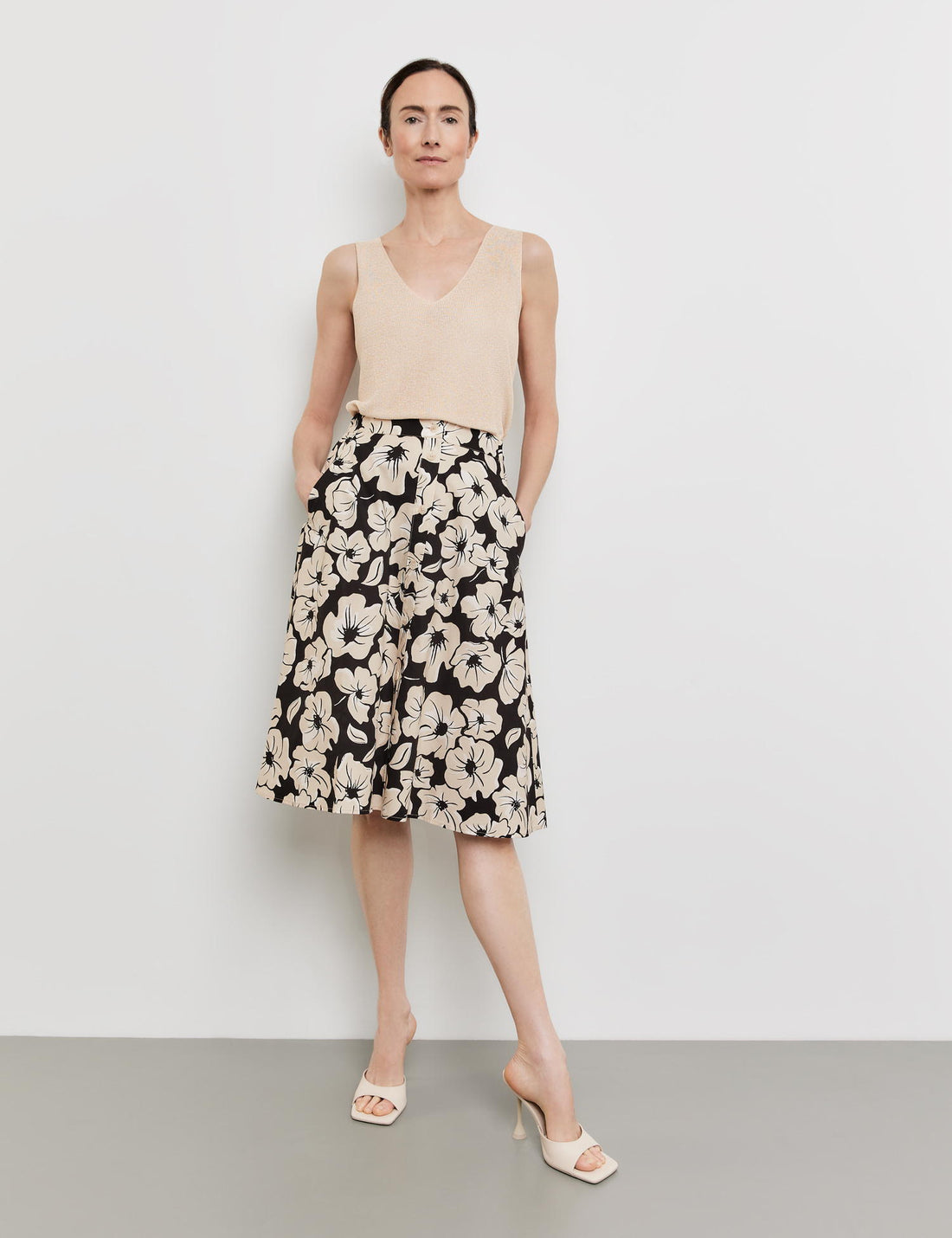 Midi Skirt With A Floral Pattern_310015-31511_1098_01