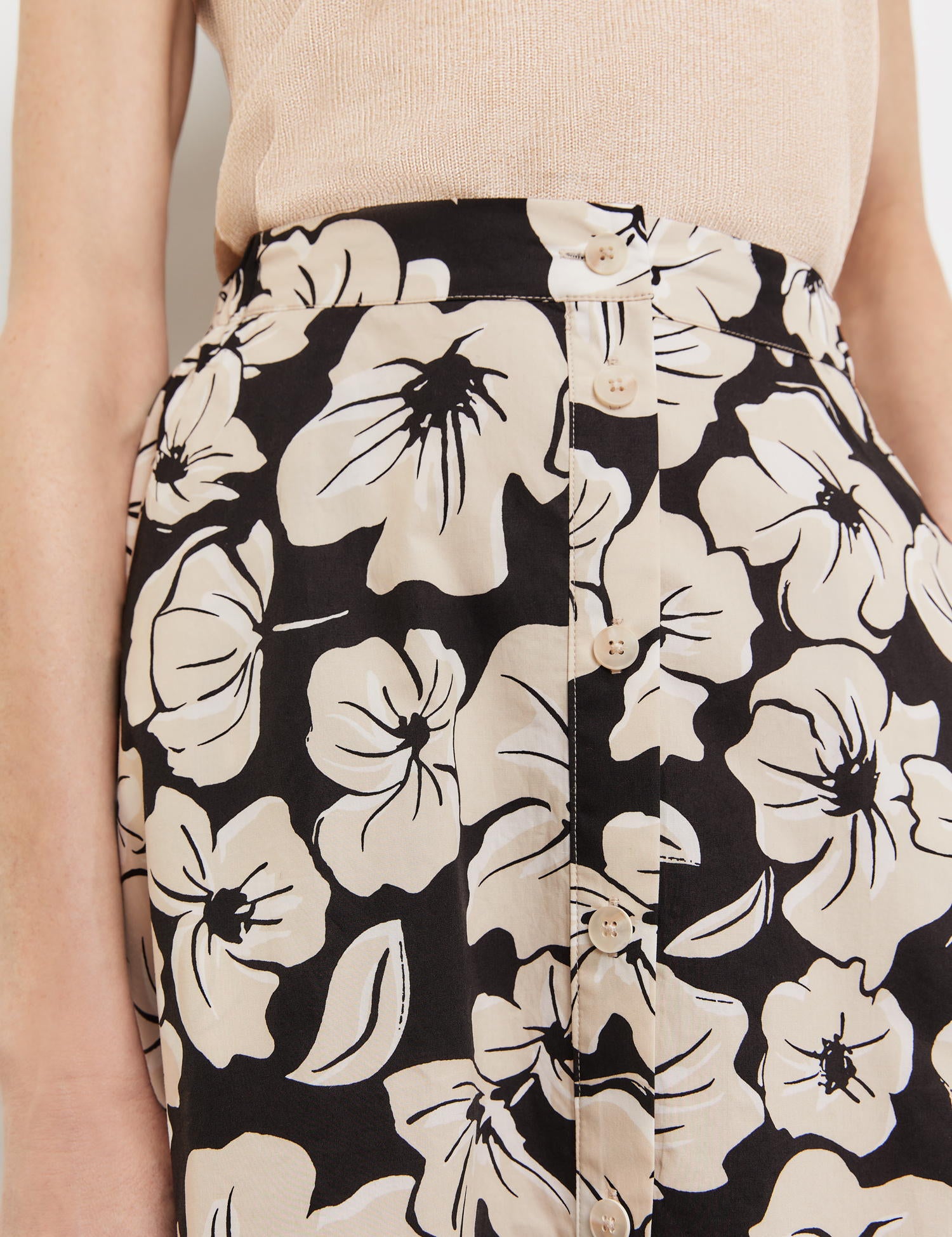 Midi Skirt With A Floral Pattern_310015-31511_1098_05