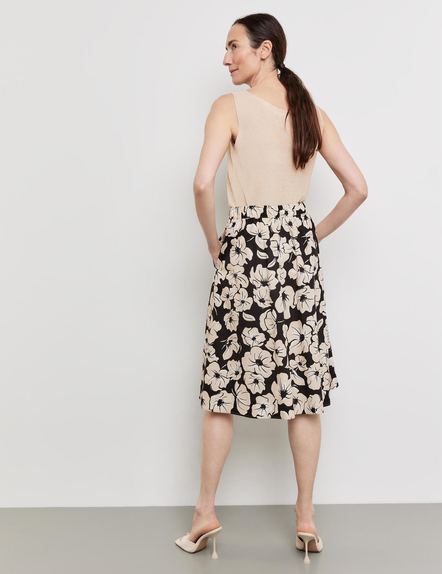Midi Skirt With A Floral Pattern_310015-31511_1098_06