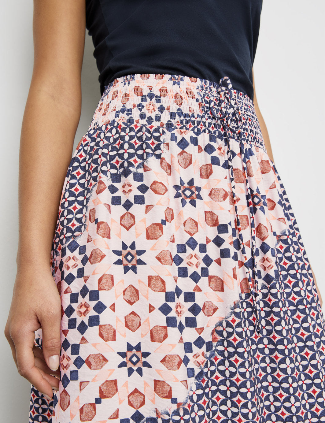 Patterned Midi Skirt With A Stretch Waistband_310030-31536_9088_02