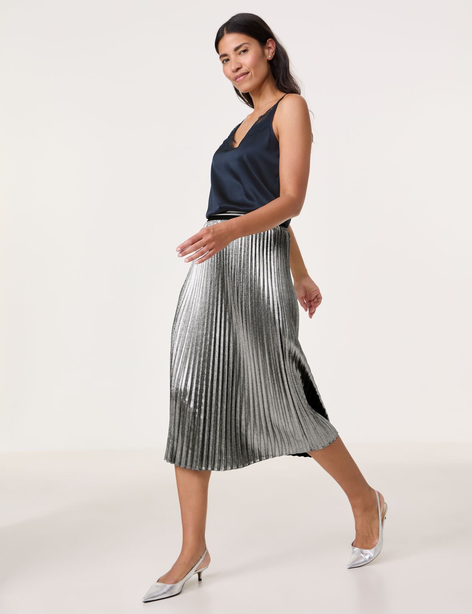 Pleated Skirt with A Shiny Finish_311016-66289_2122_05