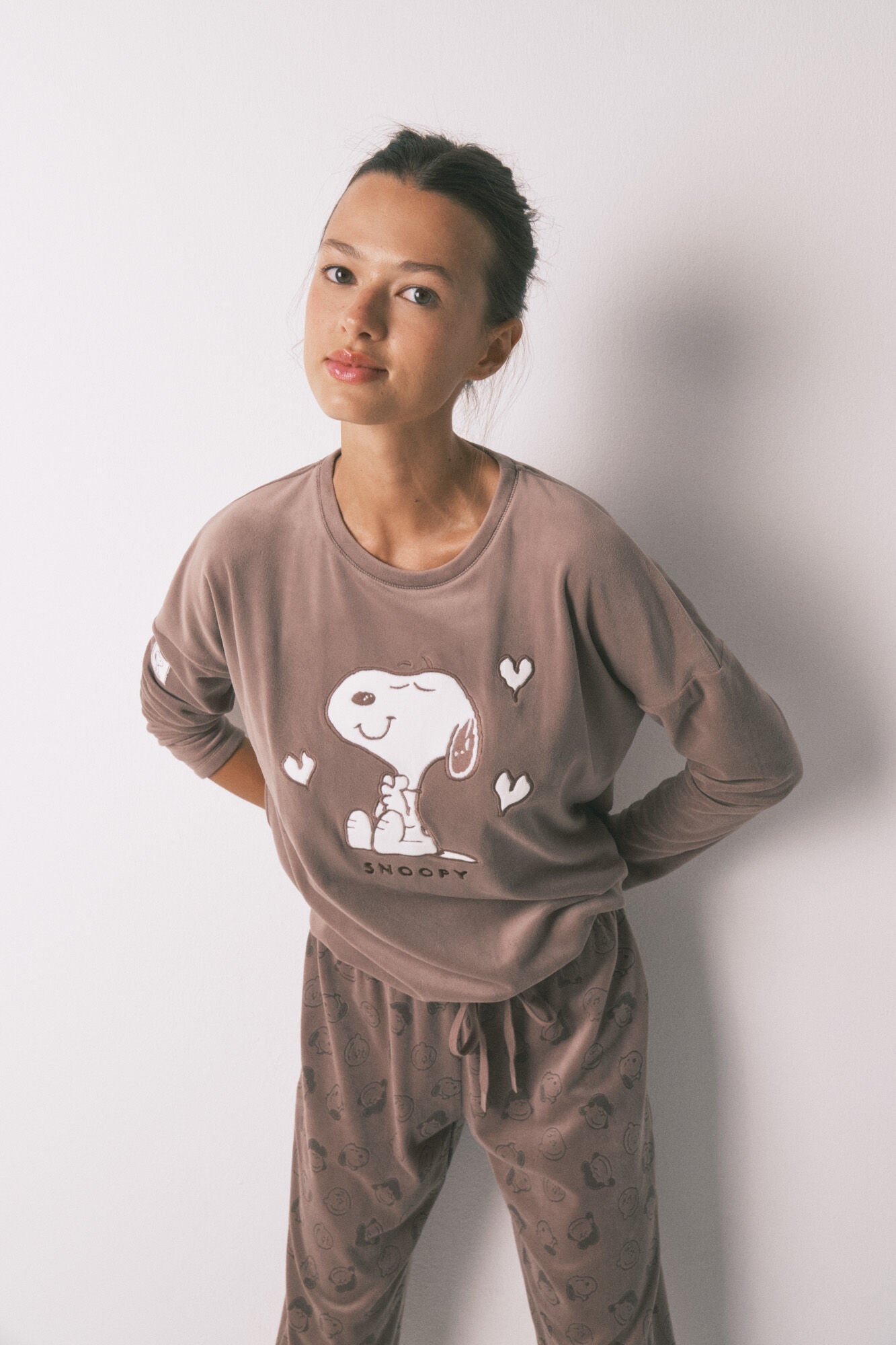 Women Secret_Tan_Long Velvet Velvet Snoopy Long Pyjamas_3132134_34_01