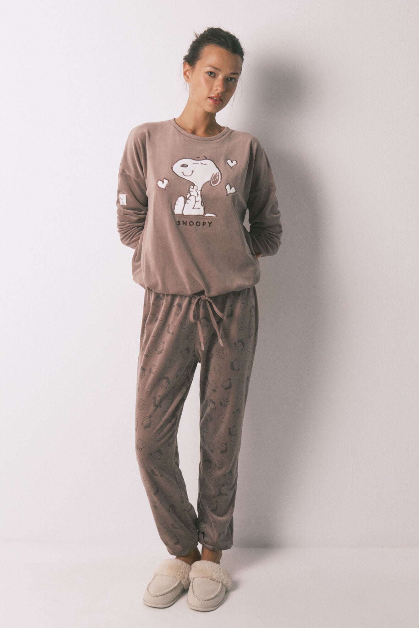 Women Secret_Tan_Long Velvet Velvet Snoopy Long Pyjamas_3132134_34_02