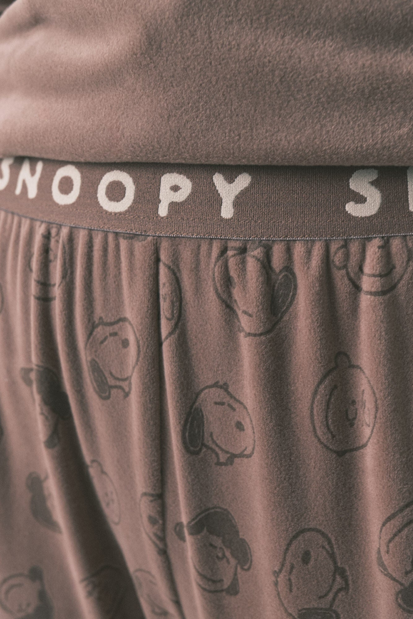 Women Secret_Tan_Long Velvet Velvet Snoopy Long Pyjamas_3132134_34_04