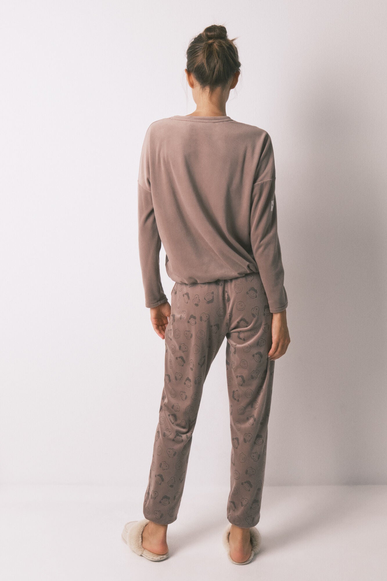 Women Secret_Tan_Long Velvet Velvet Snoopy Long Pyjamas_3132134_34_05