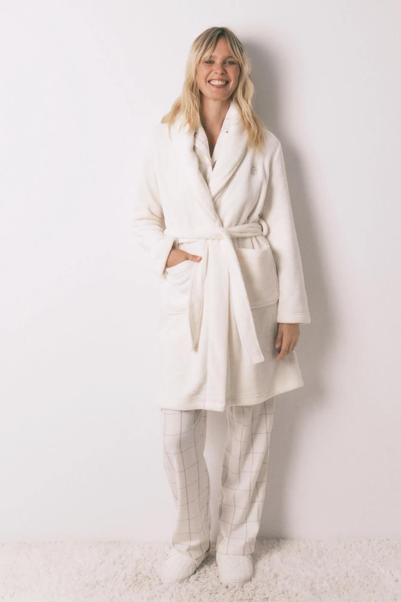 Women Secret_Ivory_White Velvety Fleece Midi Robe_3142309_96_01