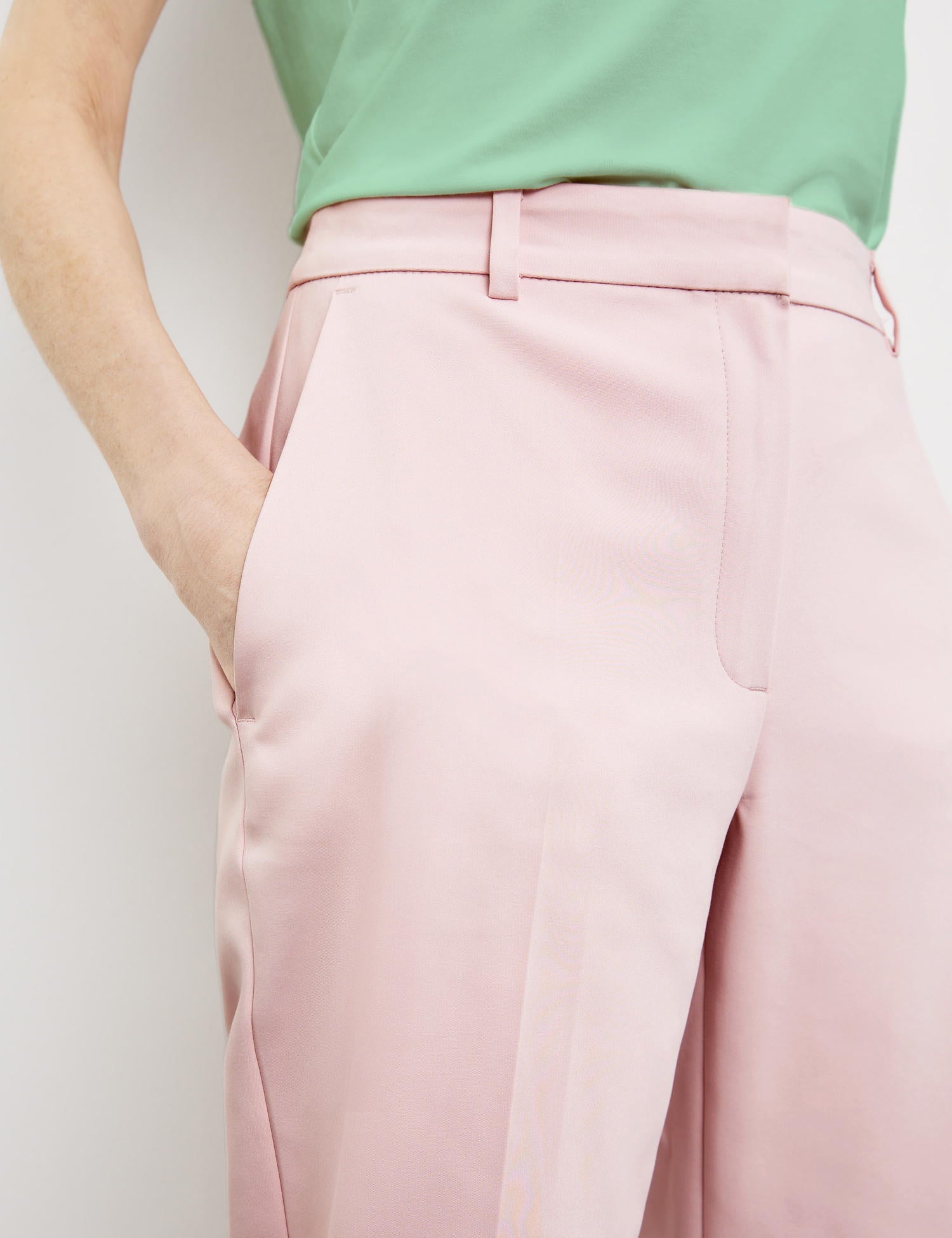 Elegant Trousers With Pressed Pleats_320006-31335_30289_04