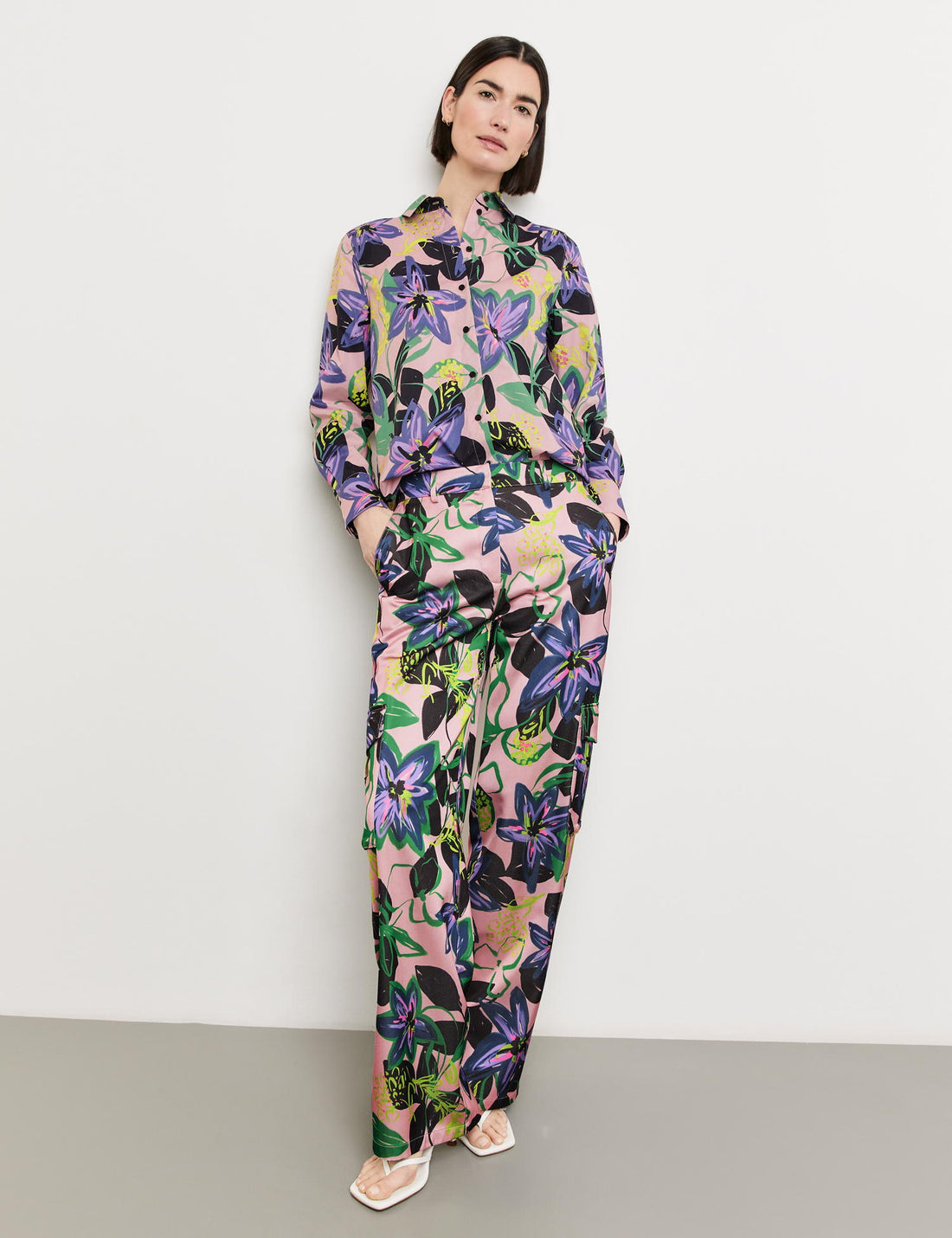 Cargo Trousers With A Floral Pattern_320015-31243_3058_01