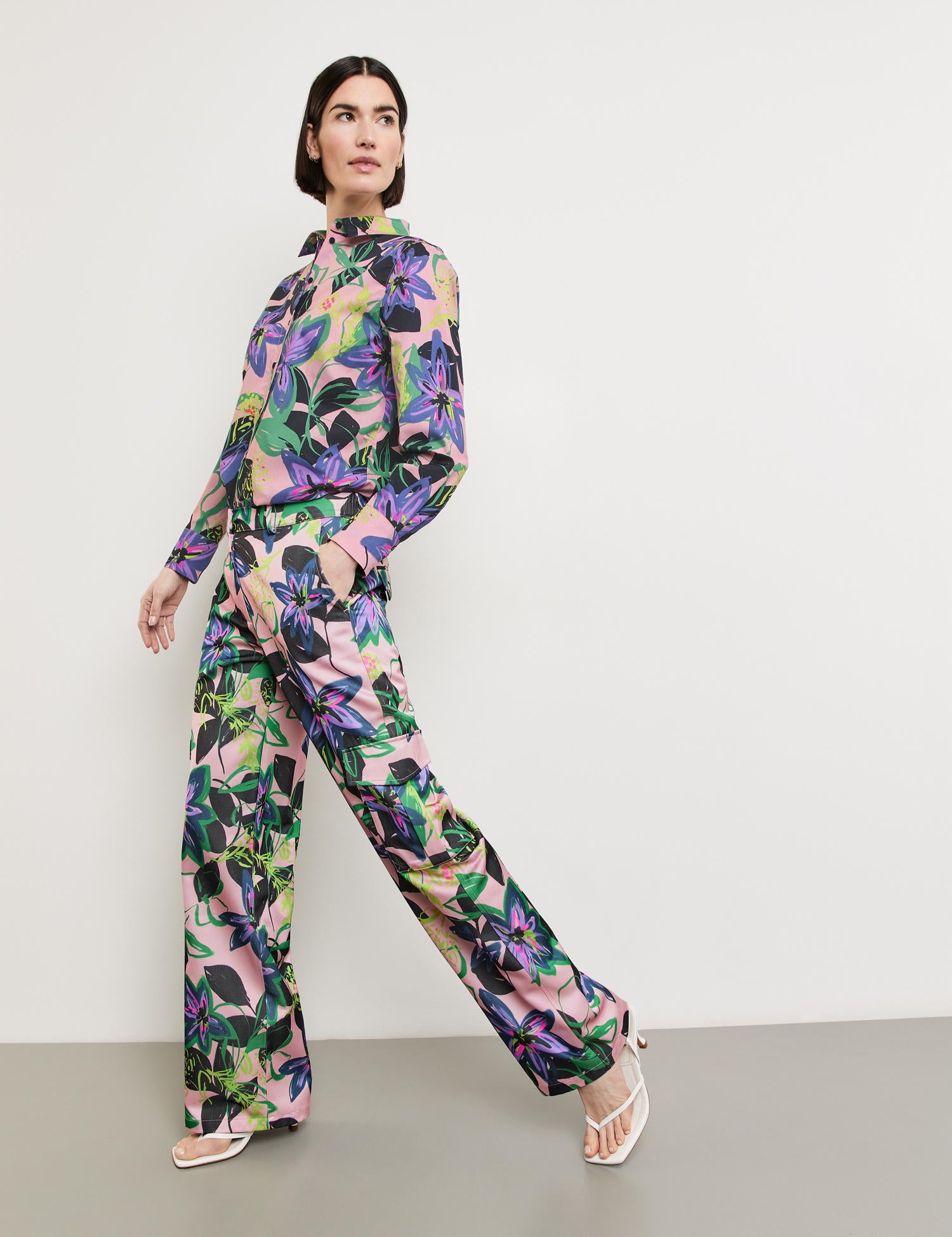 Cargo Trousers With A Floral Pattern_320015-31243_3058_05