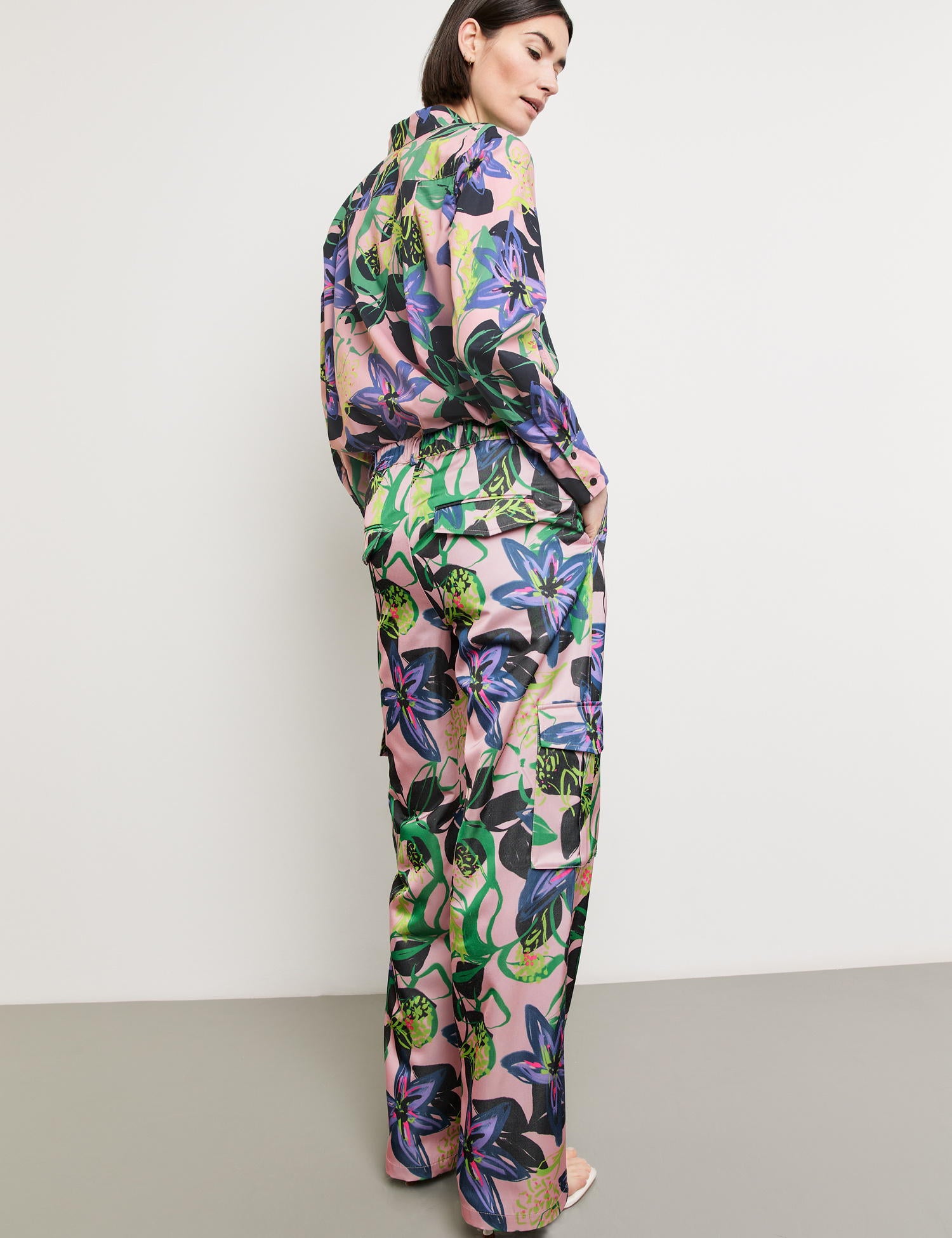 Cargo Trousers With A Floral Pattern_320015-31243_3058_06