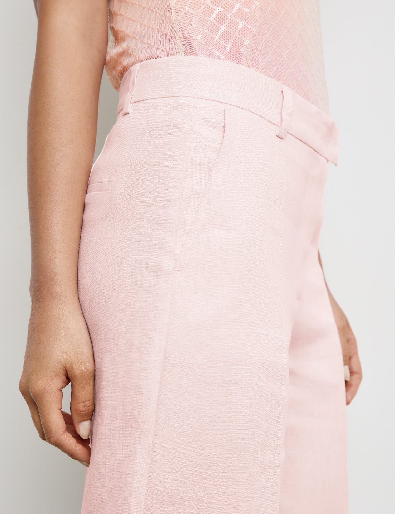 Linen Trousers With Pressed Pleats_320020-31277_30915_02