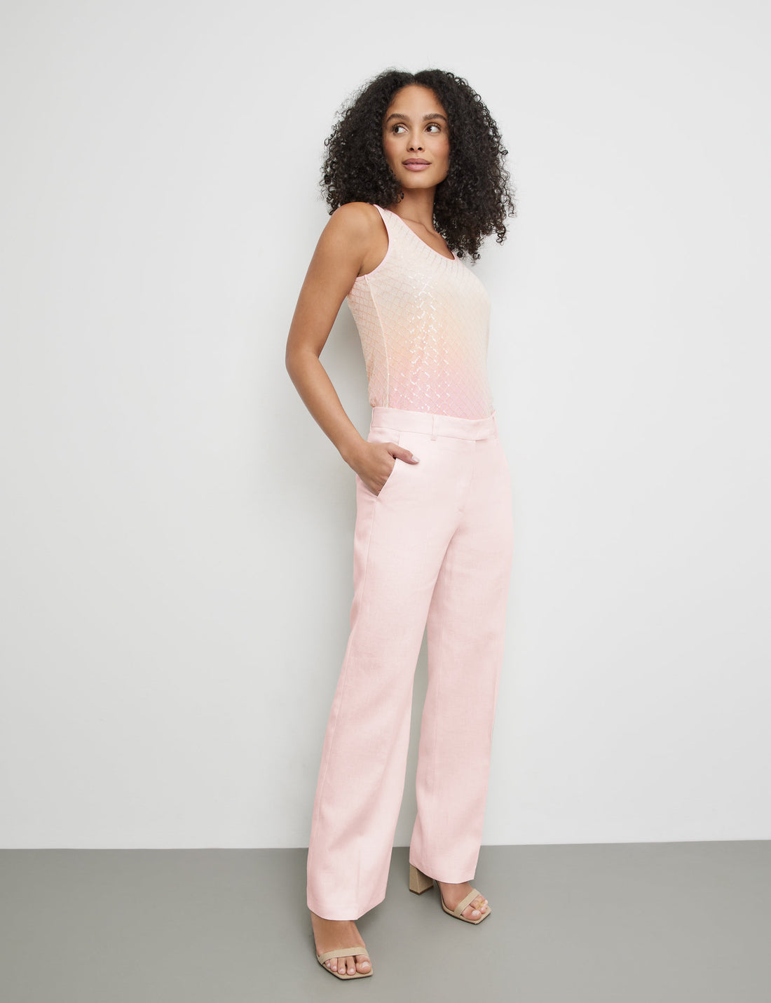 Linen Trousers With Pressed Pleats_320020-31277_30915_03