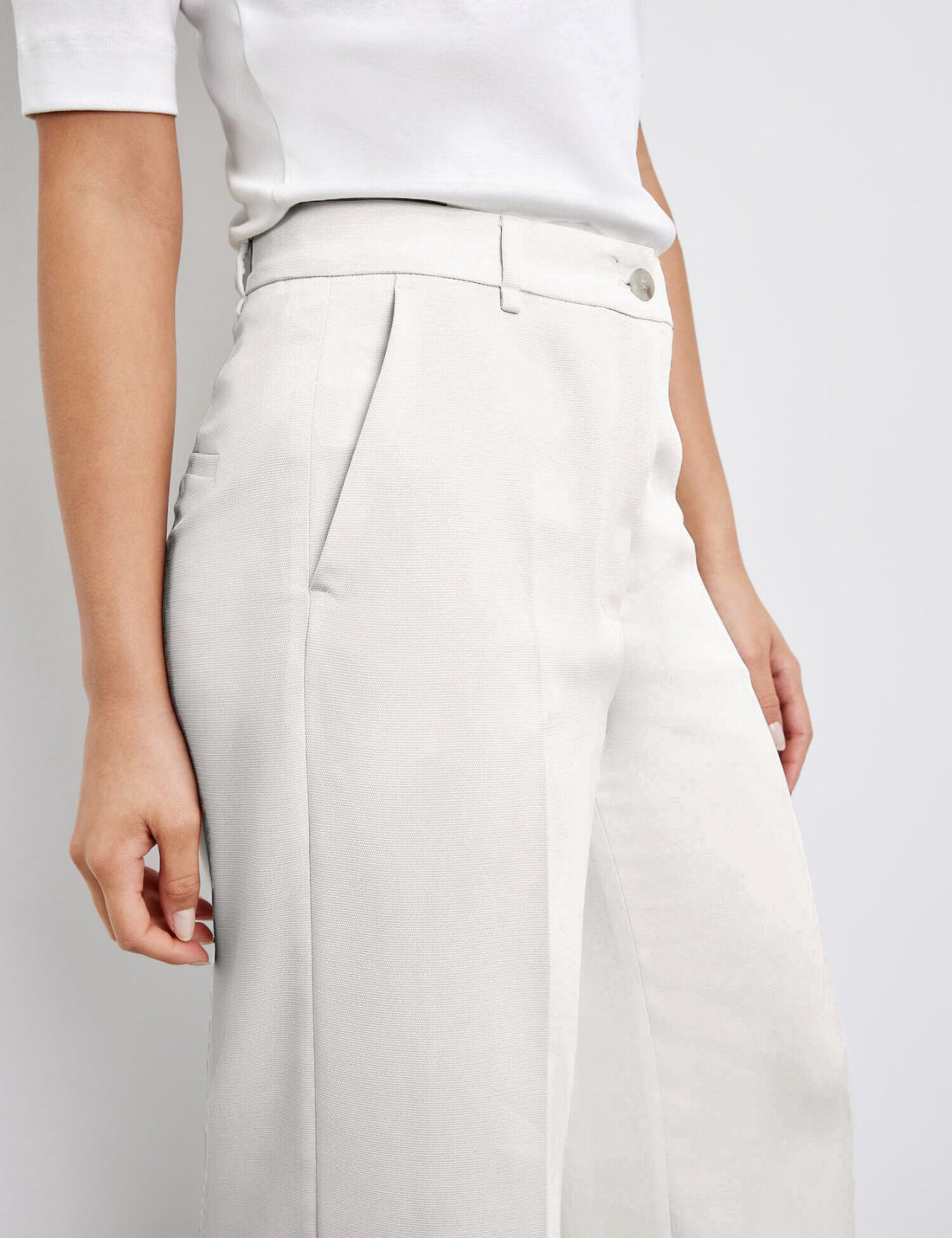 Flowing Trousers With Pressed Pleats_320025-31278_99700_02