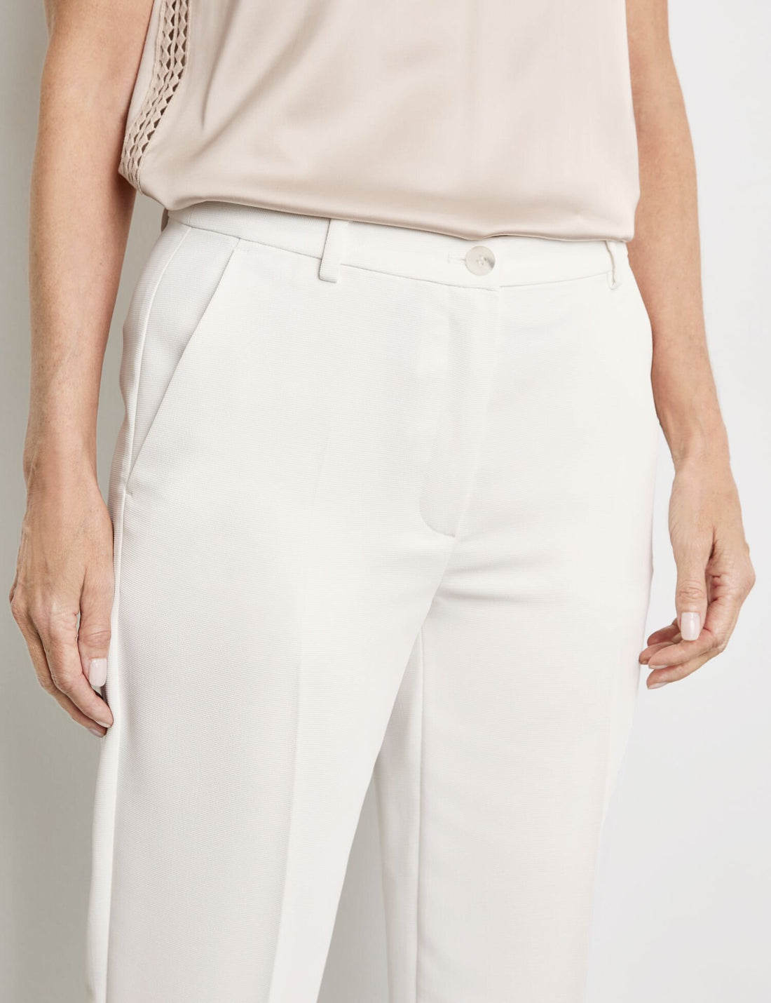 Elegant Trousers With Pressed Pleats_320026-31278_99700_02