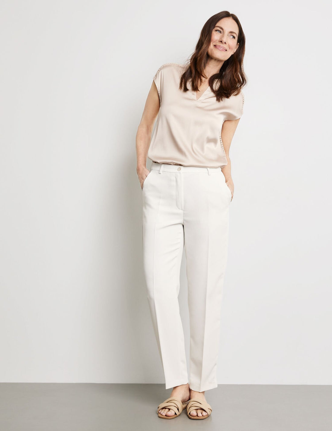 Elegant Trousers With Pressed Pleats_320026-31278_99700_03