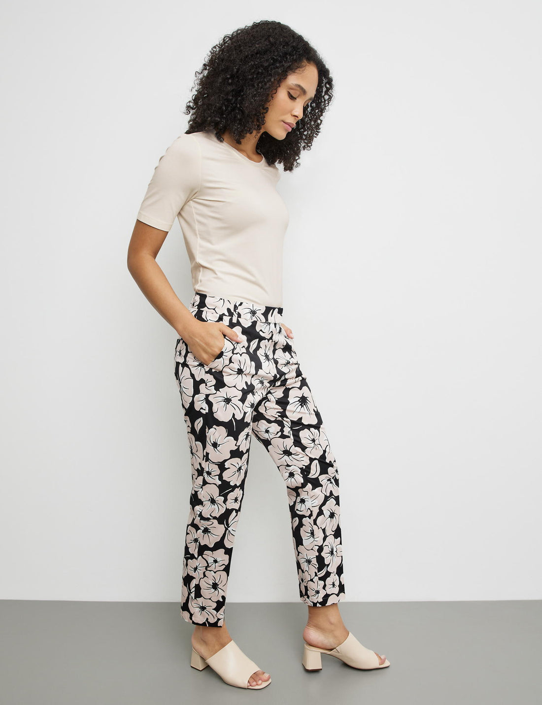 Chinos With A Floral Pattern_320038-31293_1098_05