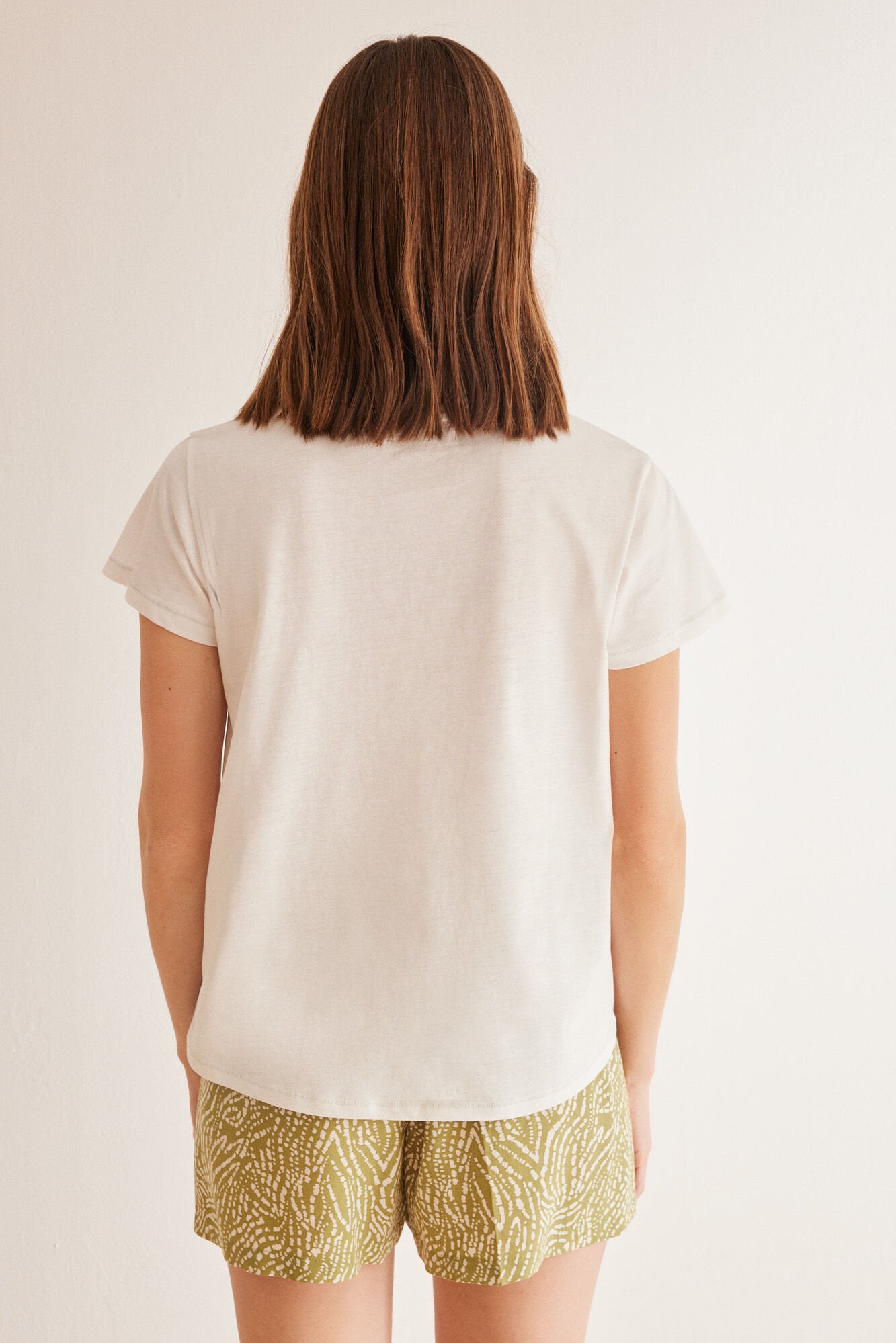 White T-Shirt With V Neck_05