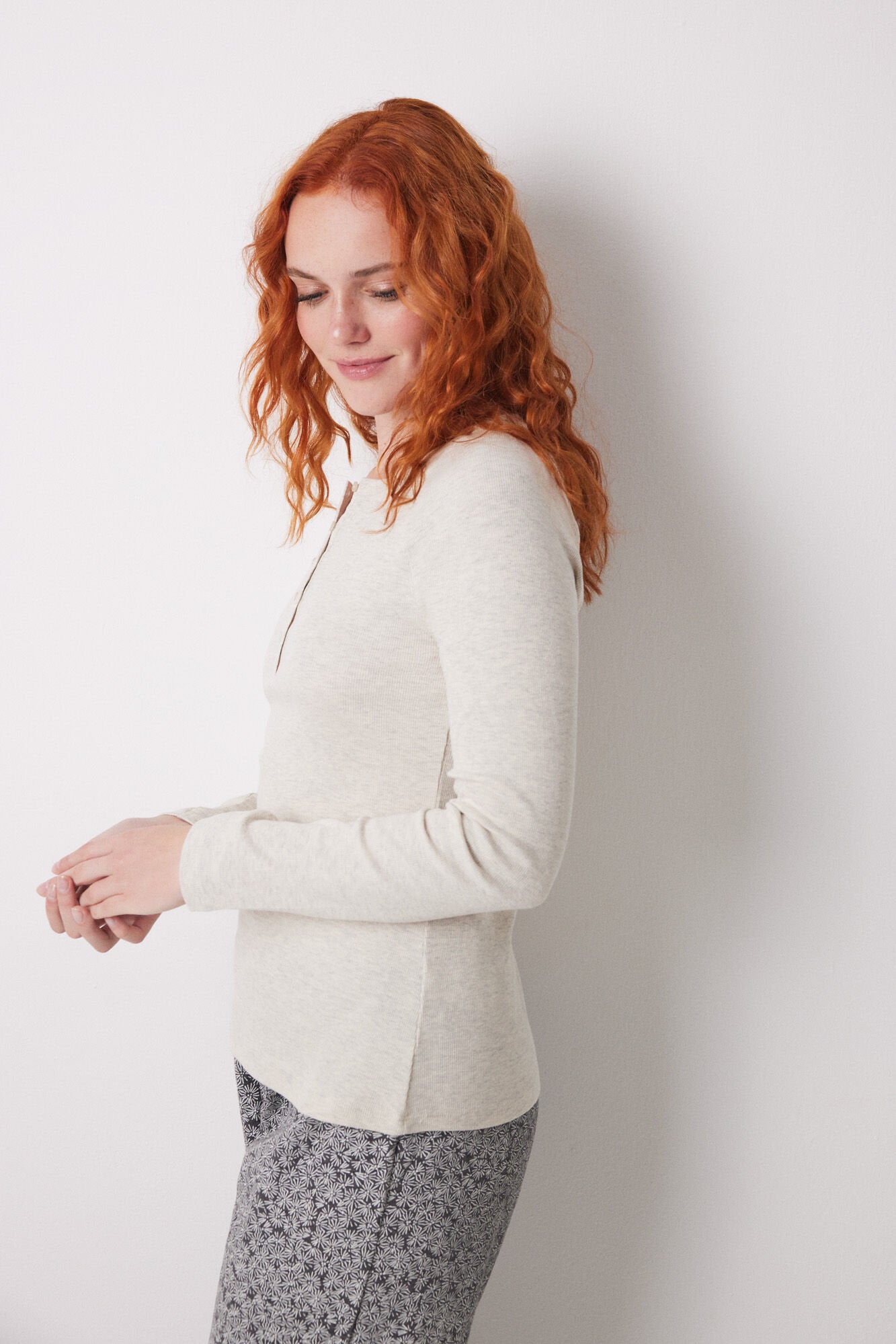 Women Secret_Long Sleeve Ribbed T-Shirt in Sand_3279679_37_04