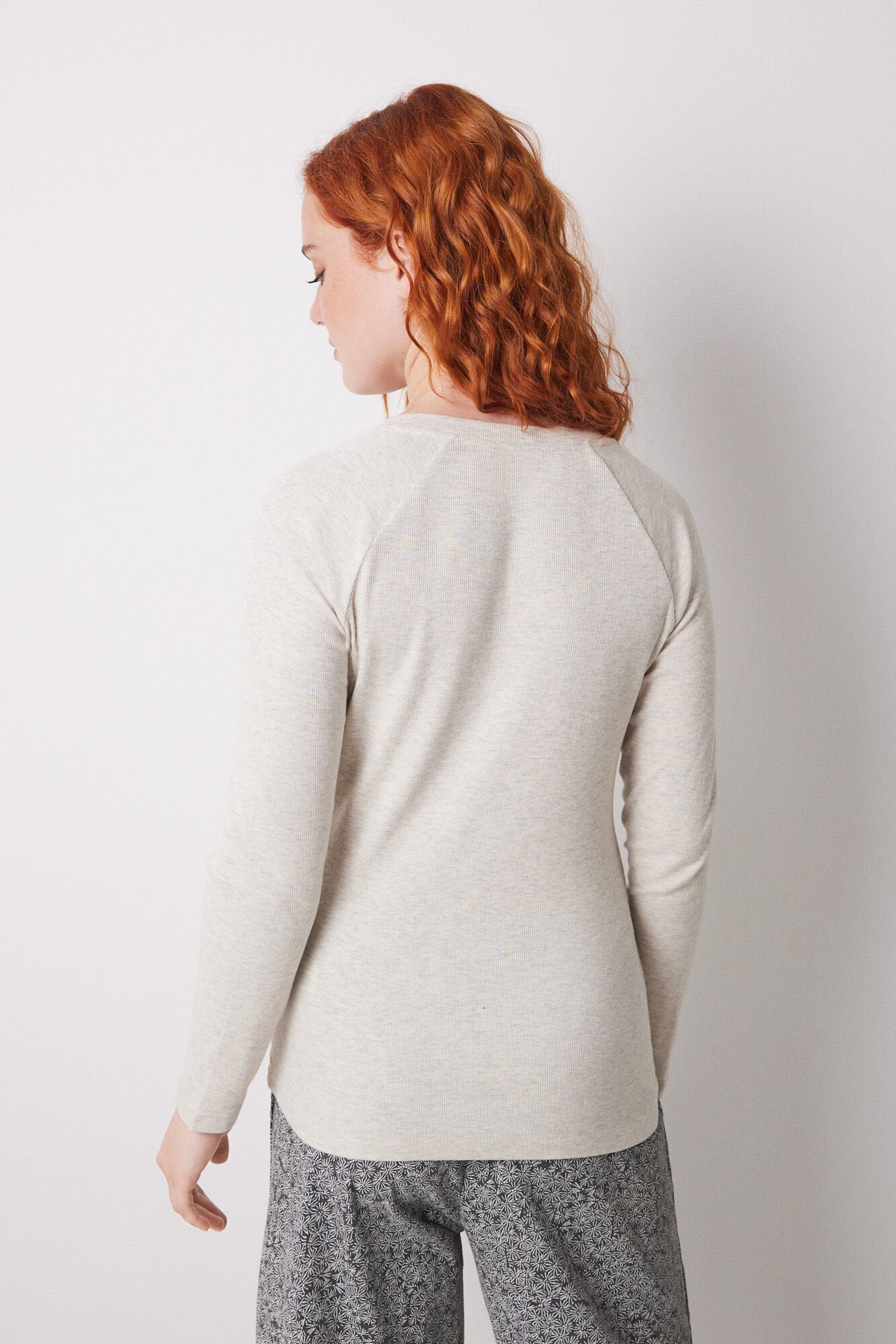 Women Secret_Long Sleeve Ribbed T-Shirt in Sand_3279679_37_05